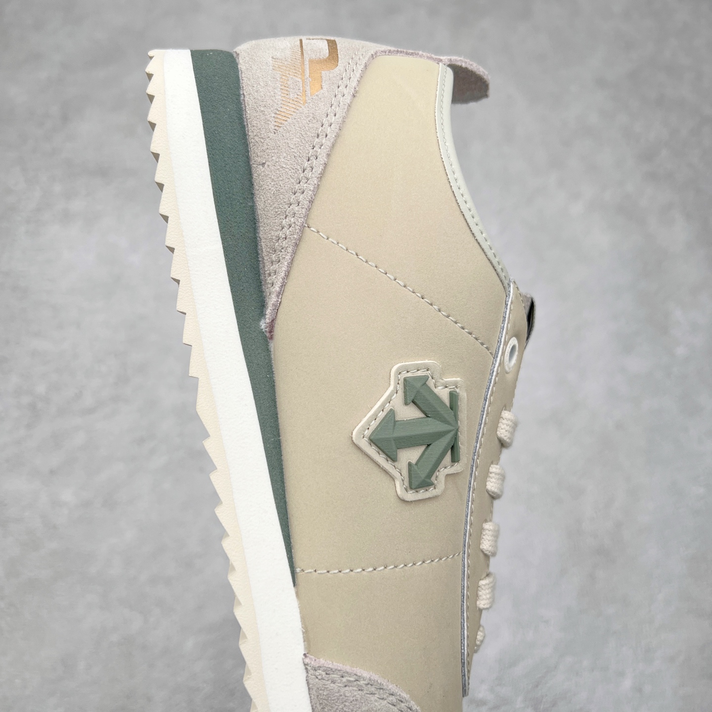 图片[6]-DESCENTE Sport Style Chron Racer迪桑特舒适百搭防滑耐磨低帮生活休闲鞋 是一款集复古与现代于一体的低帮跑步鞋 简洁的牛皮鞋面不仅彰显出时尚的质感 还适用于多种场合的穿搭 这款鞋子的透气性能极佳 轻质弹性鞋底则提供了良好的舒适度和耐磨性 使你在行走或跑步时都能感受到脚底的柔软与支撑 尺码：36 36.5 37.5 38 38.5 39 40 40.5 41 42 42.5 43 44 44.5 45-选品中心