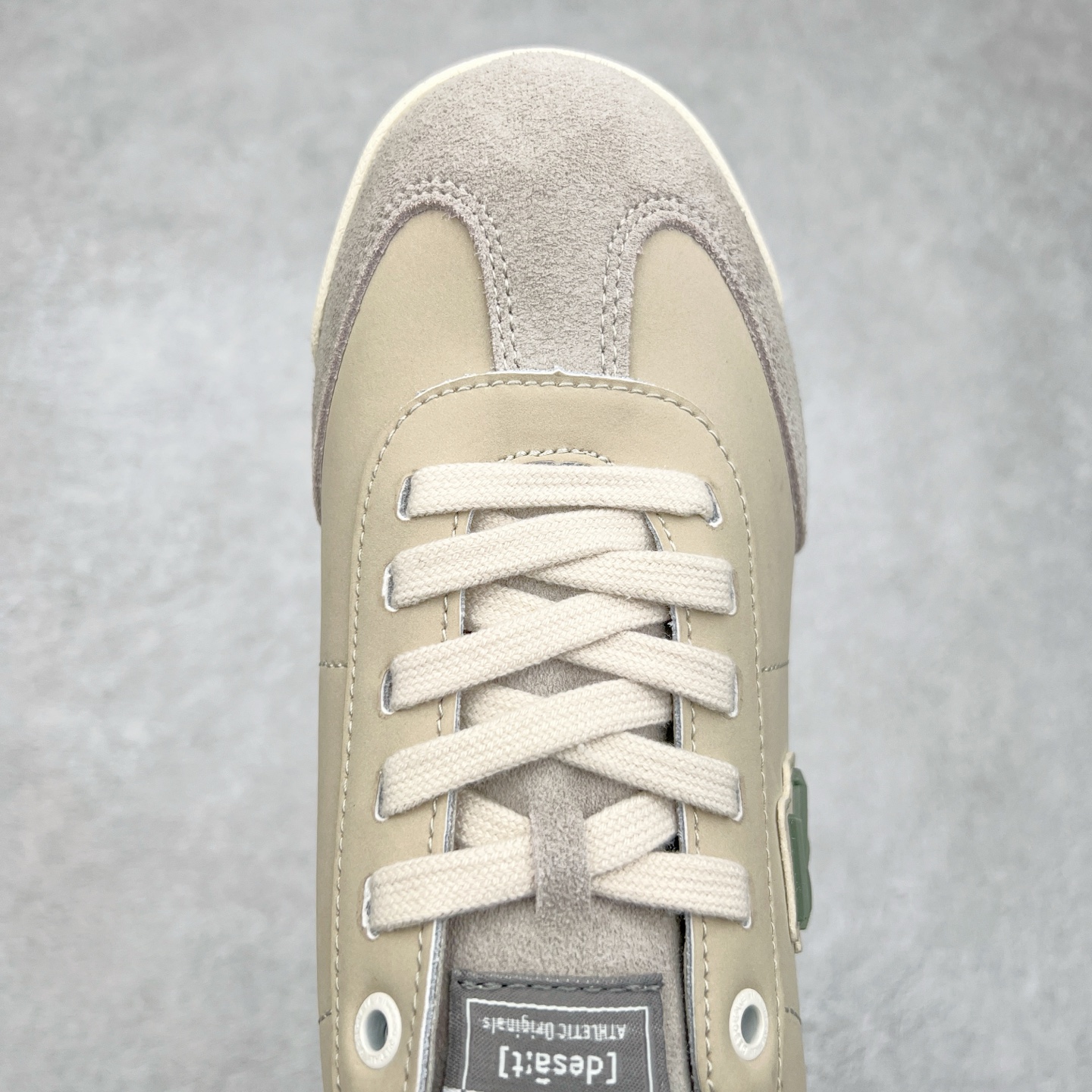 图片[4]-DESCENTE Sport Style Chron Racer迪桑特舒适百搭防滑耐磨低帮生活休闲鞋 是一款集复古与现代于一体的低帮跑步鞋 简洁的牛皮鞋面不仅彰显出时尚的质感 还适用于多种场合的穿搭 这款鞋子的透气性能极佳 轻质弹性鞋底则提供了良好的舒适度和耐磨性 使你在行走或跑步时都能感受到脚底的柔软与支撑 尺码：36 36.5 37.5 38 38.5 39 40 40.5 41 42 42.5 43 44 44.5 45-选品中心