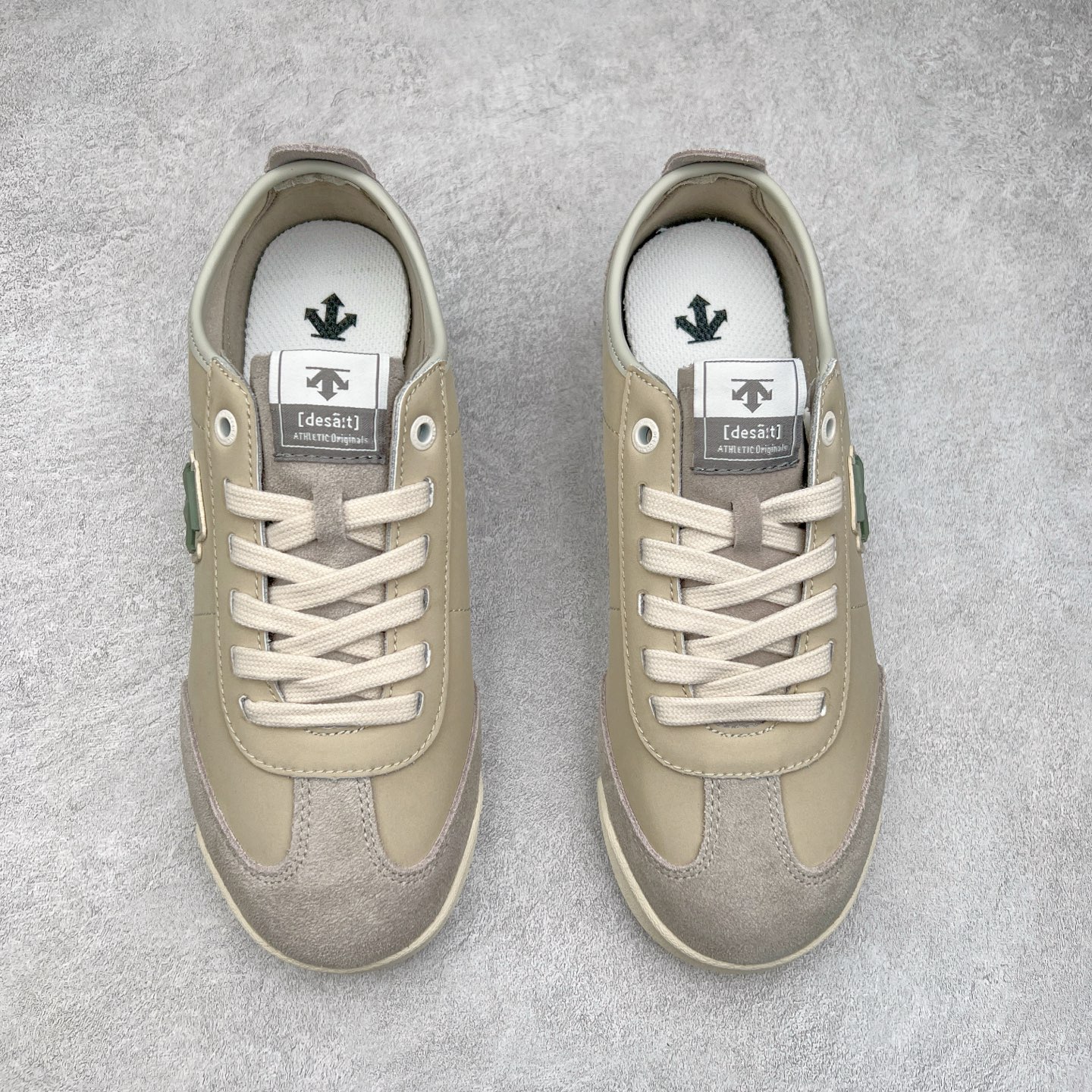 图片[2]-DESCENTE Sport Style Chron Racer迪桑特舒适百搭防滑耐磨低帮生活休闲鞋 是一款集复古与现代于一体的低帮跑步鞋 简洁的牛皮鞋面不仅彰显出时尚的质感 还适用于多种场合的穿搭 这款鞋子的透气性能极佳 轻质弹性鞋底则提供了良好的舒适度和耐磨性 使你在行走或跑步时都能感受到脚底的柔软与支撑 尺码：36 36.5 37.5 38 38.5 39 40 40.5 41 42 42.5 43 44 44.5 45-选品中心