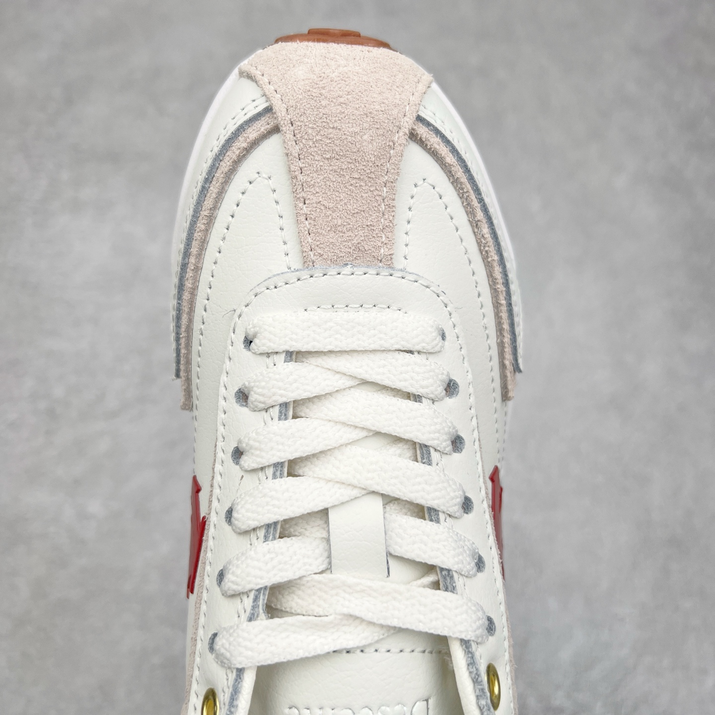 图片[4]-DESCENTE Sport Style Chron Racer迪桑特舒适百搭防滑耐磨低帮生活休闲鞋 是一款集复古与现代于一体的低帮跑步鞋 简洁的牛皮鞋面不仅彰显出时尚的质感 还适用于多种场合的穿搭 这款鞋子的透气性能极佳 轻质弹性鞋底则提供了良好的舒适度和耐磨性 使你在行走或跑步时都能感受到脚底的柔软与支撑 尺码：36 36.5 37.5 38 38.5 39 40 40.5 41 42 42.5 43 44 44.5 45-选品中心