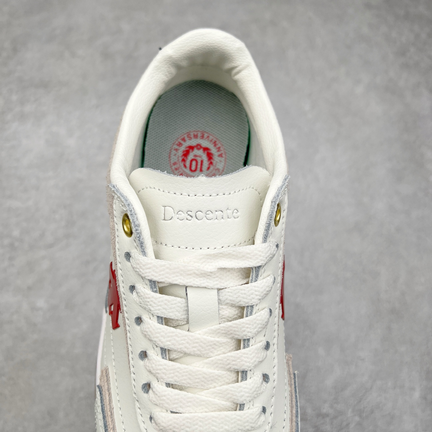 图片[5]-DESCENTE Sport Style Chron Racer迪桑特舒适百搭防滑耐磨低帮生活休闲鞋 是一款集复古与现代于一体的低帮跑步鞋 简洁的牛皮鞋面不仅彰显出时尚的质感 还适用于多种场合的穿搭 这款鞋子的透气性能极佳 轻质弹性鞋底则提供了良好的舒适度和耐磨性 使你在行走或跑步时都能感受到脚底的柔软与支撑 尺码：36 36.5 37.5 38 38.5 39 40 40.5 41 42 42.5 43 44 44.5 45-选品中心