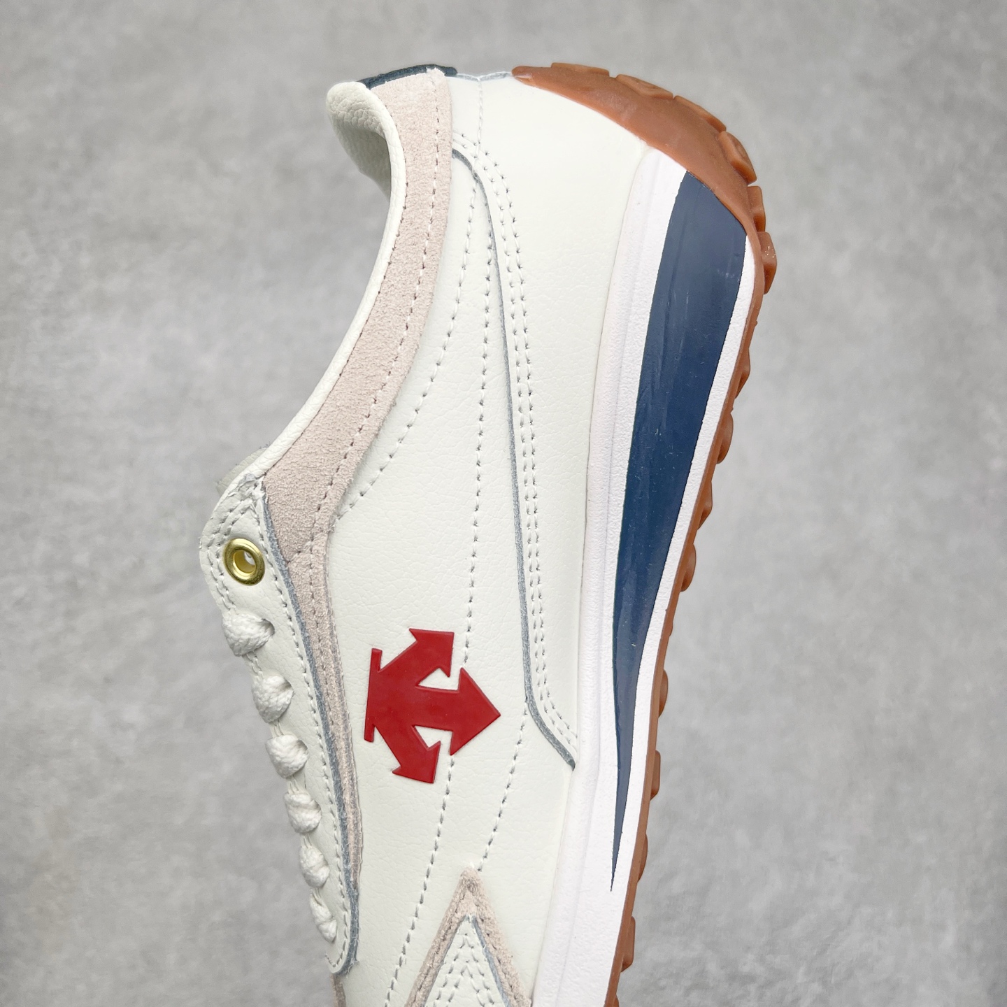 图片[7]-DESCENTE Sport Style Chron Racer迪桑特舒适百搭防滑耐磨低帮生活休闲鞋 是一款集复古与现代于一体的低帮跑步鞋 简洁的牛皮鞋面不仅彰显出时尚的质感 还适用于多种场合的穿搭 这款鞋子的透气性能极佳 轻质弹性鞋底则提供了良好的舒适度和耐磨性 使你在行走或跑步时都能感受到脚底的柔软与支撑 尺码：36 36.5 37.5 38 38.5 39 40 40.5 41 42 42.5 43 44 44.5 45-选品中心