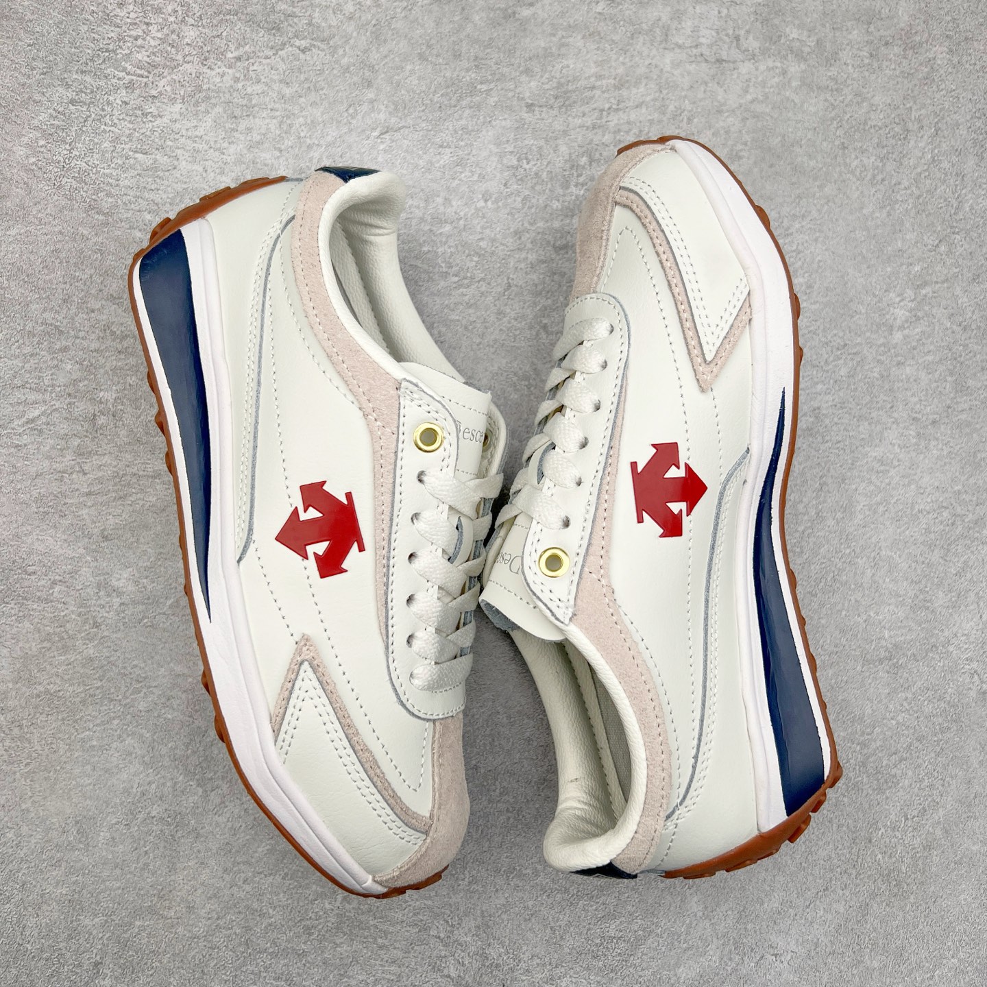 图片[3]-DESCENTE Sport Style Chron Racer迪桑特舒适百搭防滑耐磨低帮生活休闲鞋 是一款集复古与现代于一体的低帮跑步鞋 简洁的牛皮鞋面不仅彰显出时尚的质感 还适用于多种场合的穿搭 这款鞋子的透气性能极佳 轻质弹性鞋底则提供了良好的舒适度和耐磨性 使你在行走或跑步时都能感受到脚底的柔软与支撑 尺码：36 36.5 37.5 38 38.5 39 40 40.5 41 42 42.5 43 44 44.5 45-选品中心