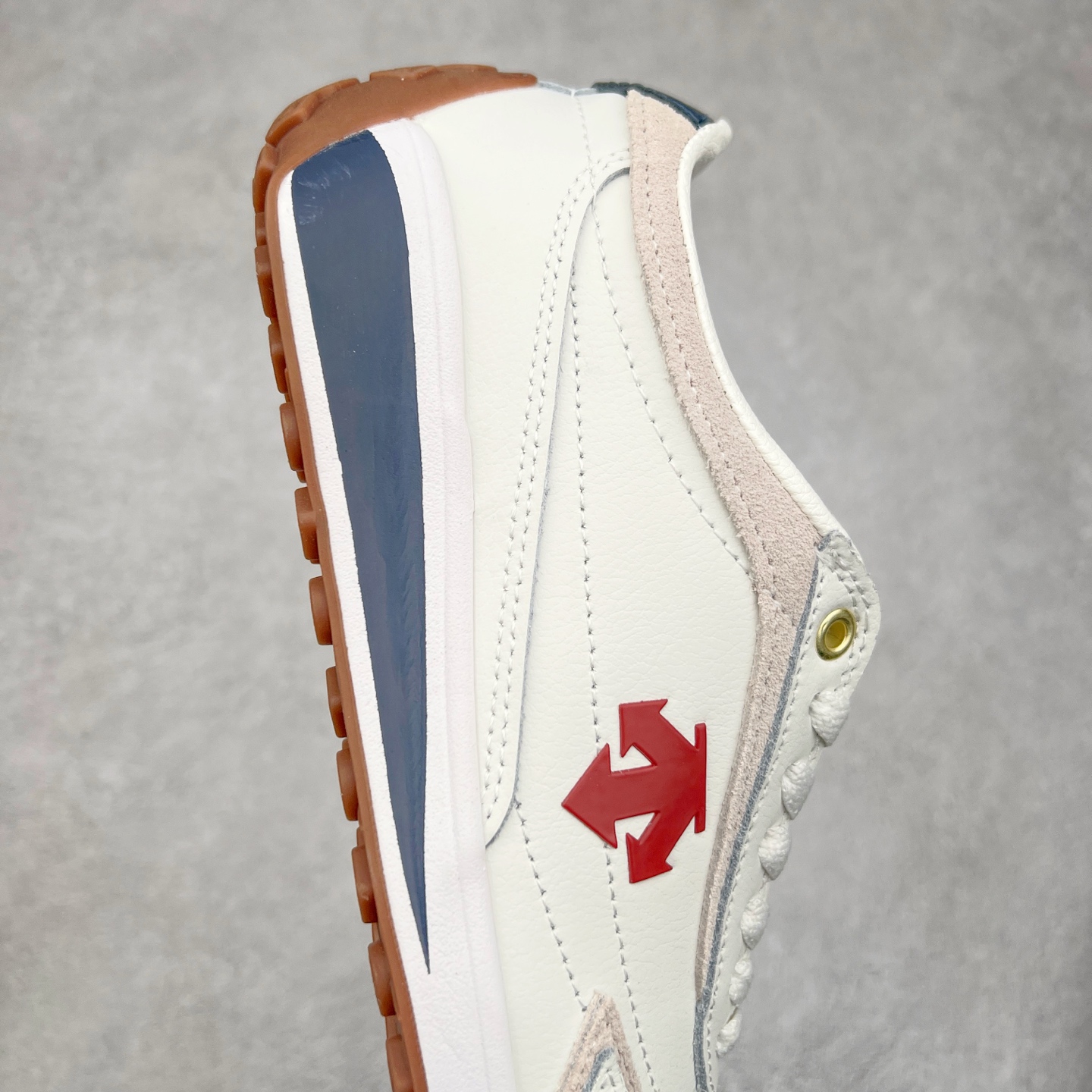 图片[6]-DESCENTE Sport Style Chron Racer迪桑特舒适百搭防滑耐磨低帮生活休闲鞋 是一款集复古与现代于一体的低帮跑步鞋 简洁的牛皮鞋面不仅彰显出时尚的质感 还适用于多种场合的穿搭 这款鞋子的透气性能极佳 轻质弹性鞋底则提供了良好的舒适度和耐磨性 使你在行走或跑步时都能感受到脚底的柔软与支撑 尺码：36 36.5 37.5 38 38.5 39 40 40.5 41 42 42.5 43 44 44.5 45-选品中心