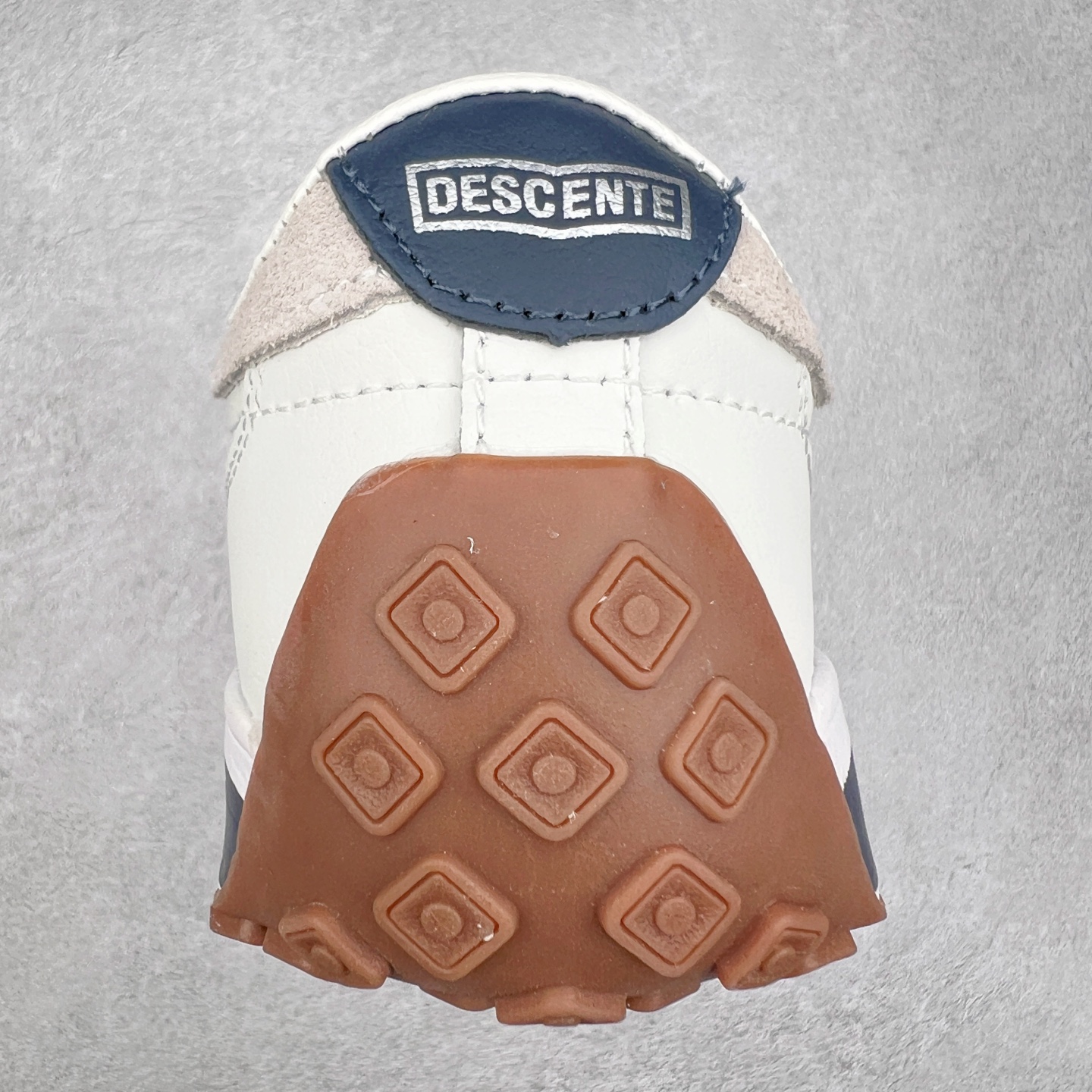 图片[8]-DESCENTE Sport Style Chron Racer迪桑特舒适百搭防滑耐磨低帮生活休闲鞋 是一款集复古与现代于一体的低帮跑步鞋 简洁的牛皮鞋面不仅彰显出时尚的质感 还适用于多种场合的穿搭 这款鞋子的透气性能极佳 轻质弹性鞋底则提供了良好的舒适度和耐磨性 使你在行走或跑步时都能感受到脚底的柔软与支撑 尺码：36 36.5 37.5 38 38.5 39 40 40.5 41 42 42.5 43 44 44.5 45-选品中心