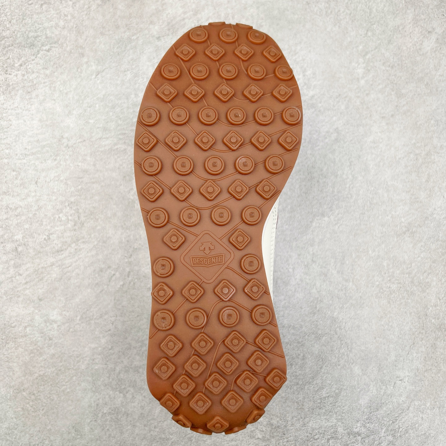 图片[9]-DESCENTE Sport Style Chron Racer迪桑特舒适百搭防滑耐磨低帮生活休闲鞋 是一款集复古与现代于一体的低帮跑步鞋 简洁的牛皮鞋面不仅彰显出时尚的质感 还适用于多种场合的穿搭 这款鞋子的透气性能极佳 轻质弹性鞋底则提供了良好的舒适度和耐磨性 使你在行走或跑步时都能感受到脚底的柔软与支撑 尺码：36 36.5 37.5 38 38.5 39 40 40.5 41 42 42.5 43 44 44.5 45-选品中心