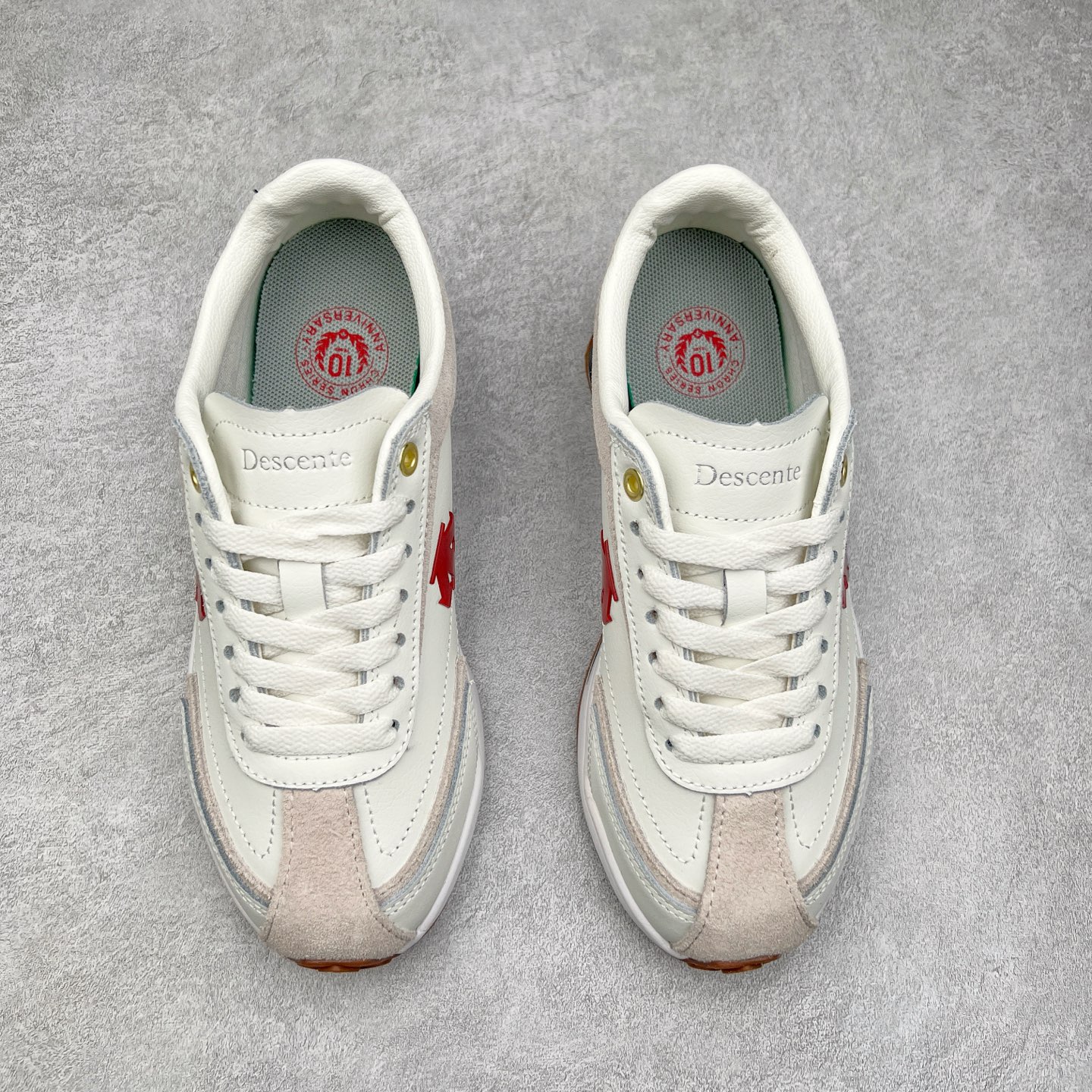 图片[2]-DESCENTE Sport Style Chron Racer迪桑特舒适百搭防滑耐磨低帮生活休闲鞋 是一款集复古与现代于一体的低帮跑步鞋 简洁的牛皮鞋面不仅彰显出时尚的质感 还适用于多种场合的穿搭 这款鞋子的透气性能极佳 轻质弹性鞋底则提供了良好的舒适度和耐磨性 使你在行走或跑步时都能感受到脚底的柔软与支撑 尺码：36 36.5 37.5 38 38.5 39 40 40.5 41 42 42.5 43 44 44.5 45-选品中心