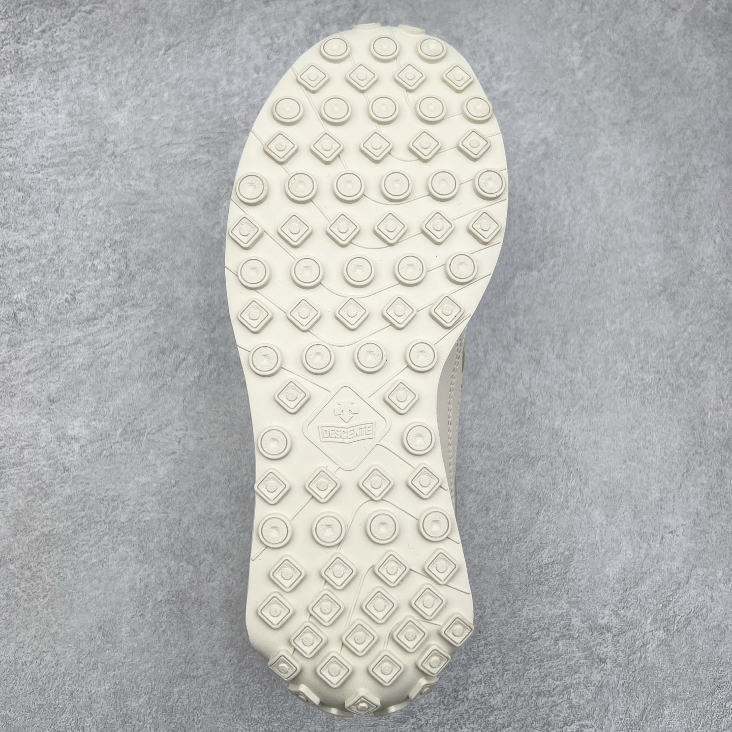 图片[9]-DESCENTE Sport Style Chron Racer迪桑特舒适百搭防滑耐磨低帮生活休闲鞋 是一款集复古与现代于一体的低帮跑步鞋 简洁的牛皮鞋面不仅彰显出时尚的质感 还适用于多种场合的穿搭 这款鞋子的透气性能极佳 轻质弹性鞋底则提供了良好的舒适度和耐磨性 使你在行走或跑步时都能感受到脚底的柔软与支撑 尺码：36 36.5 37.5 38 38.5 39 40 40.5 41 42 42.5 43 44 44.5 45-选品中心