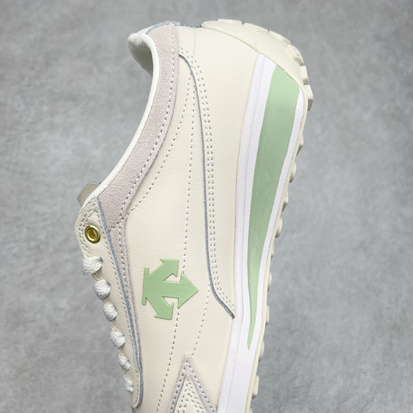 图片[7]-DESCENTE Sport Style Chron Racer迪桑特舒适百搭防滑耐磨低帮生活休闲鞋 是一款集复古与现代于一体的低帮跑步鞋 简洁的牛皮鞋面不仅彰显出时尚的质感 还适用于多种场合的穿搭 这款鞋子的透气性能极佳 轻质弹性鞋底则提供了良好的舒适度和耐磨性 使你在行走或跑步时都能感受到脚底的柔软与支撑 尺码：36 36.5 37.5 38 38.5 39 40 40.5 41 42 42.5 43 44 44.5 45-选品中心