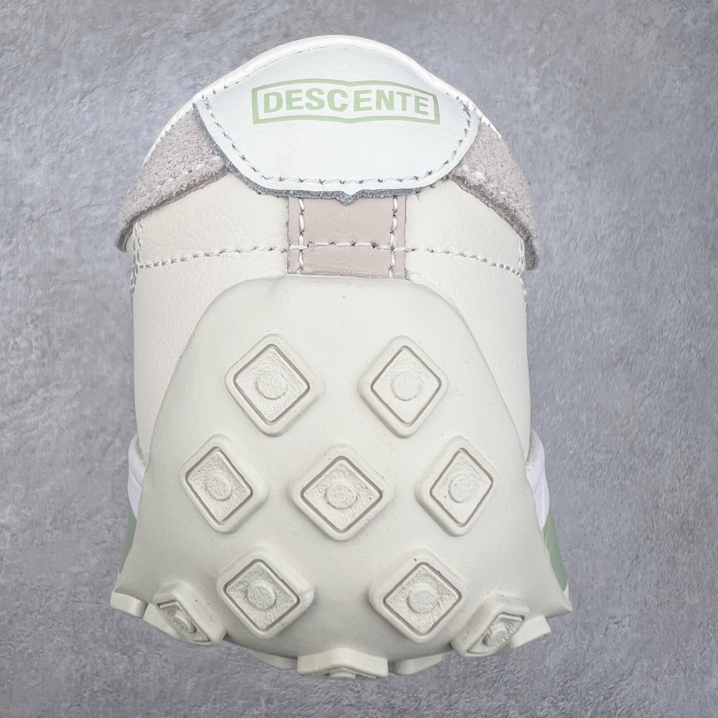 图片[8]-DESCENTE Sport Style Chron Racer迪桑特舒适百搭防滑耐磨低帮生活休闲鞋 是一款集复古与现代于一体的低帮跑步鞋 简洁的牛皮鞋面不仅彰显出时尚的质感 还适用于多种场合的穿搭 这款鞋子的透气性能极佳 轻质弹性鞋底则提供了良好的舒适度和耐磨性 使你在行走或跑步时都能感受到脚底的柔软与支撑 尺码：36 36.5 37.5 38 38.5 39 40 40.5 41 42 42.5 43 44 44.5 45-选品中心