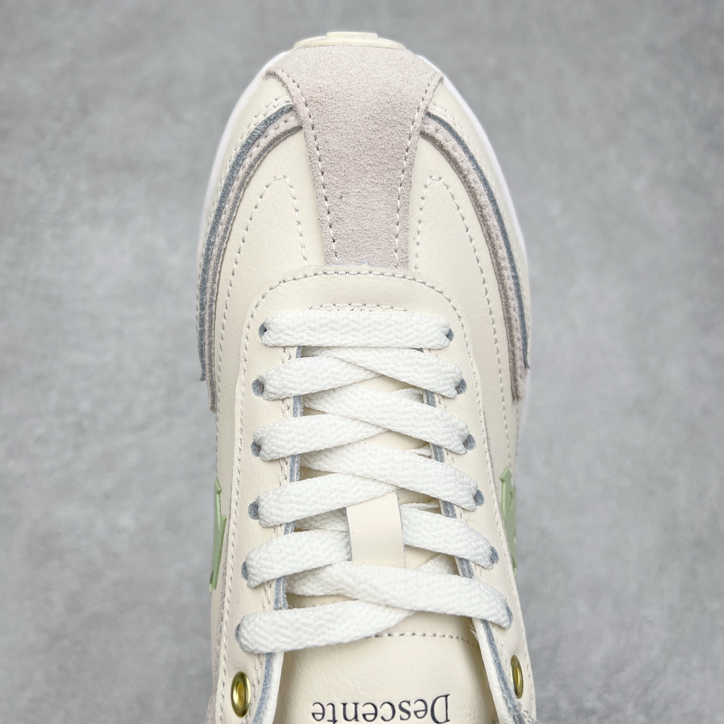 图片[4]-DESCENTE Sport Style Chron Racer迪桑特舒适百搭防滑耐磨低帮生活休闲鞋 是一款集复古与现代于一体的低帮跑步鞋 简洁的牛皮鞋面不仅彰显出时尚的质感 还适用于多种场合的穿搭 这款鞋子的透气性能极佳 轻质弹性鞋底则提供了良好的舒适度和耐磨性 使你在行走或跑步时都能感受到脚底的柔软与支撑 尺码：36 36.5 37.5 38 38.5 39 40 40.5 41 42 42.5 43 44 44.5 45-选品中心