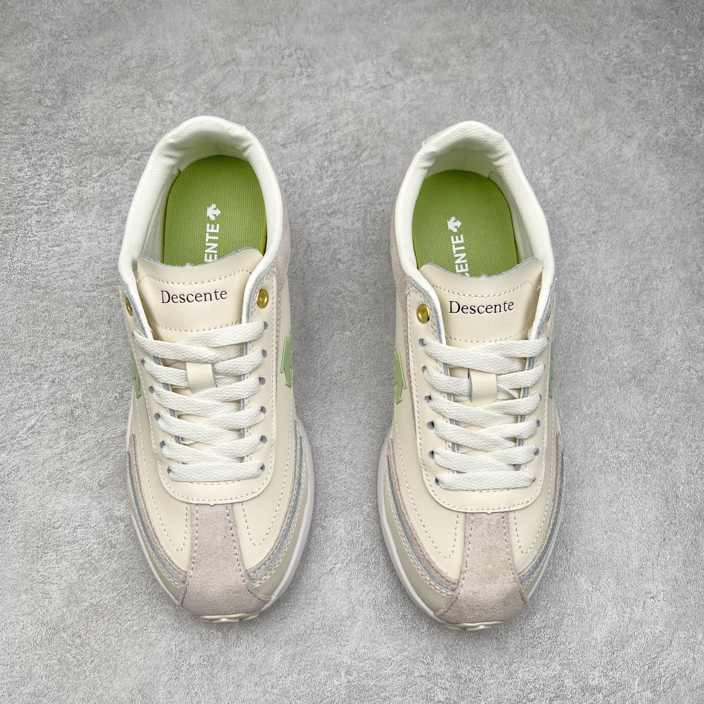 图片[2]-DESCENTE Sport Style Chron Racer迪桑特舒适百搭防滑耐磨低帮生活休闲鞋 是一款集复古与现代于一体的低帮跑步鞋 简洁的牛皮鞋面不仅彰显出时尚的质感 还适用于多种场合的穿搭 这款鞋子的透气性能极佳 轻质弹性鞋底则提供了良好的舒适度和耐磨性 使你在行走或跑步时都能感受到脚底的柔软与支撑 尺码：36 36.5 37.5 38 38.5 39 40 40.5 41 42 42.5 43 44 44.5 45-选品中心