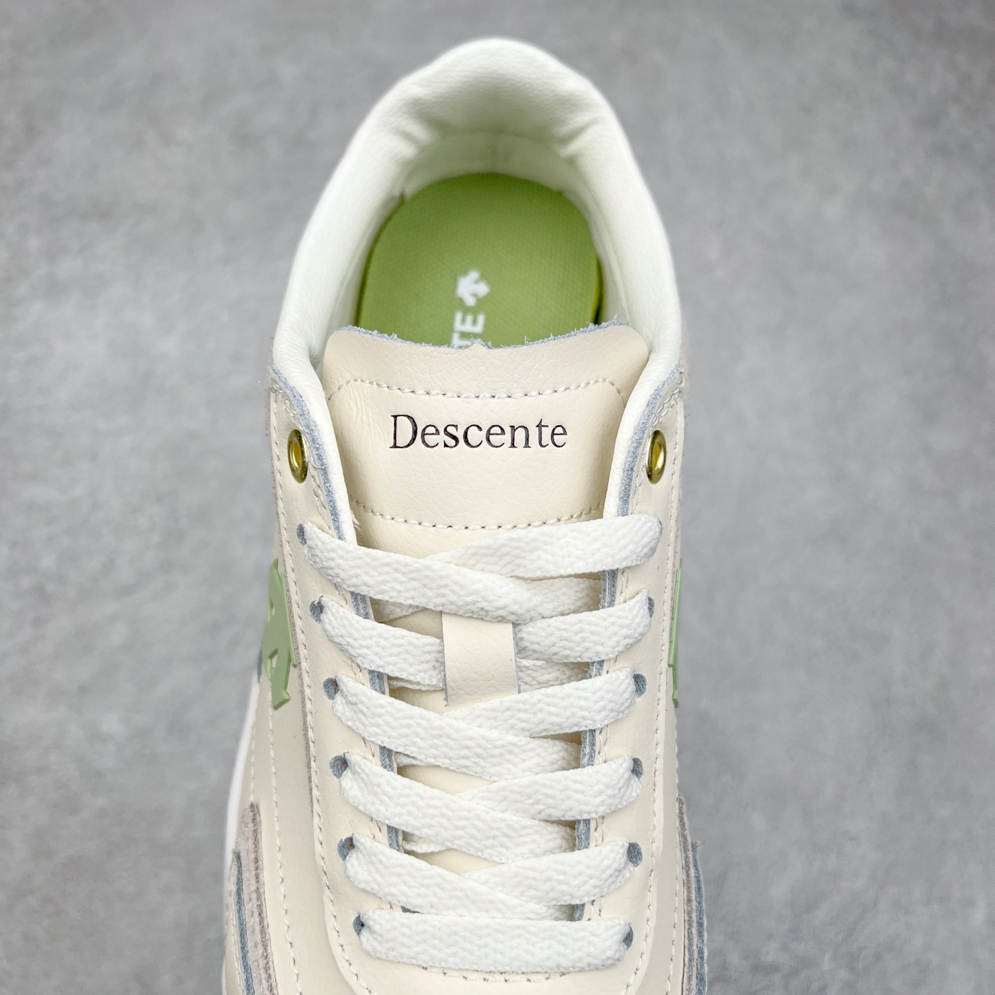 图片[5]-DESCENTE Sport Style Chron Racer迪桑特舒适百搭防滑耐磨低帮生活休闲鞋 是一款集复古与现代于一体的低帮跑步鞋 简洁的牛皮鞋面不仅彰显出时尚的质感 还适用于多种场合的穿搭 这款鞋子的透气性能极佳 轻质弹性鞋底则提供了良好的舒适度和耐磨性 使你在行走或跑步时都能感受到脚底的柔软与支撑 尺码：36 36.5 37.5 38 38.5 39 40 40.5 41 42 42.5 43 44 44.5 45-选品中心