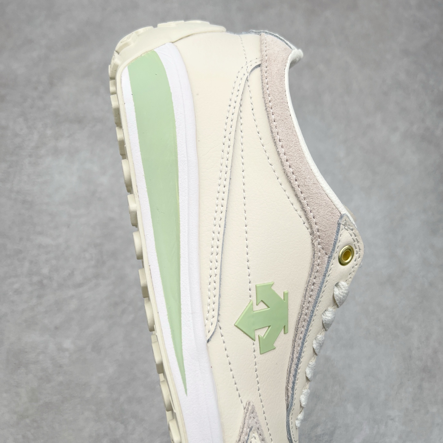 图片[6]-DESCENTE Sport Style Chron Racer迪桑特舒适百搭防滑耐磨低帮生活休闲鞋 是一款集复古与现代于一体的低帮跑步鞋 简洁的牛皮鞋面不仅彰显出时尚的质感 还适用于多种场合的穿搭 这款鞋子的透气性能极佳 轻质弹性鞋底则提供了良好的舒适度和耐磨性 使你在行走或跑步时都能感受到脚底的柔软与支撑 尺码：36 36.5 37.5 38 38.5 39 40 40.5 41 42 42.5 43 44 44.5 45-选品中心