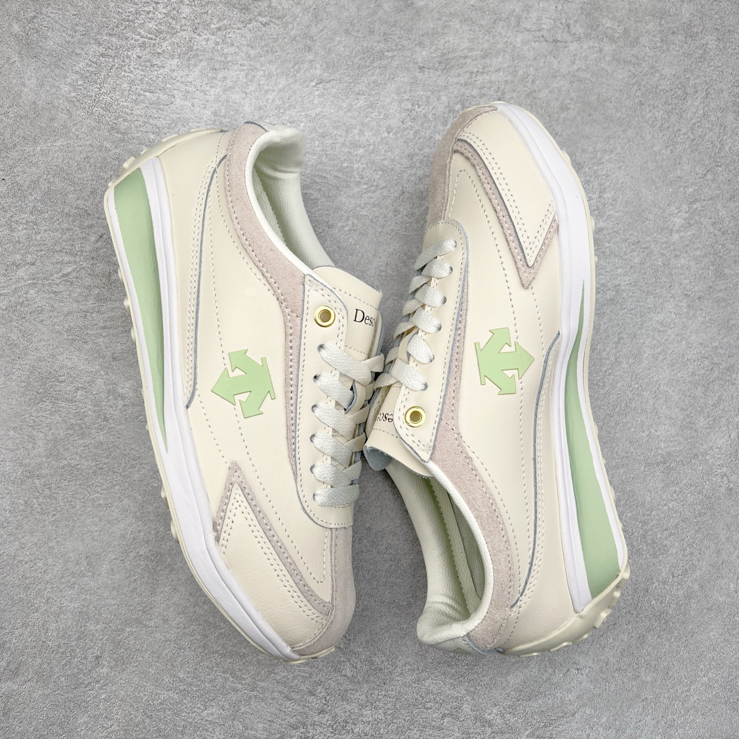 图片[3]-DESCENTE Sport Style Chron Racer迪桑特舒适百搭防滑耐磨低帮生活休闲鞋 是一款集复古与现代于一体的低帮跑步鞋 简洁的牛皮鞋面不仅彰显出时尚的质感 还适用于多种场合的穿搭 这款鞋子的透气性能极佳 轻质弹性鞋底则提供了良好的舒适度和耐磨性 使你在行走或跑步时都能感受到脚底的柔软与支撑 尺码：36 36.5 37.5 38 38.5 39 40 40.5 41 42 42.5 43 44 44.5 45-选品中心