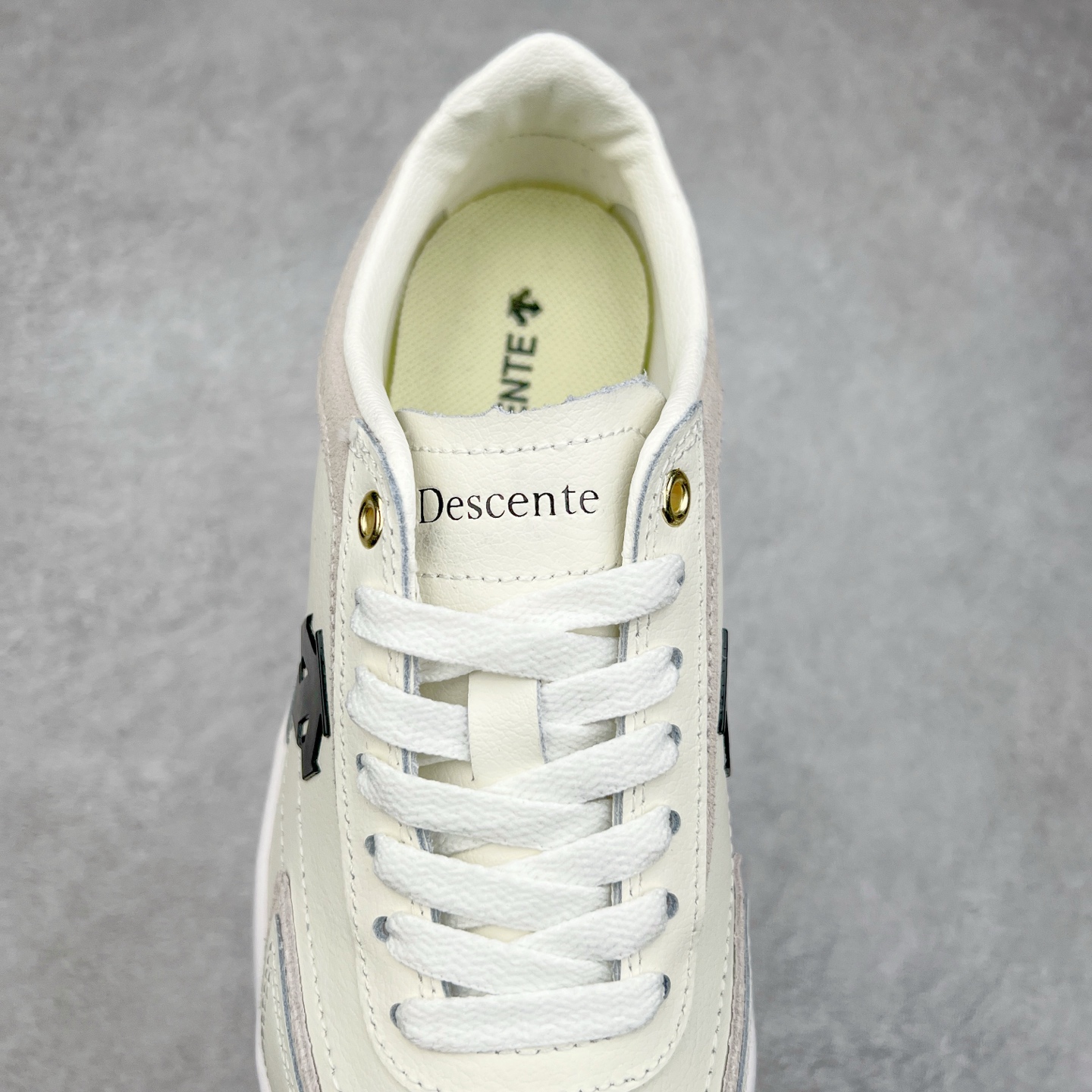 图片[5]-DESCENTE Sport Style Chron Racer迪桑特舒适百搭防滑耐磨低帮生活休闲鞋 是一款集复古与现代于一体的低帮跑步鞋 简洁的牛皮鞋面不仅彰显出时尚的质感 还适用于多种场合的穿搭 这款鞋子的透气性能极佳 轻质弹性鞋底则提供了良好的舒适度和耐磨性 使你在行走或跑步时都能感受到脚底的柔软与支撑 尺码：36 36.5 37.5 38 38.5 39 40 40.5 41 42 42.5 43 44 44.5 45-选品中心