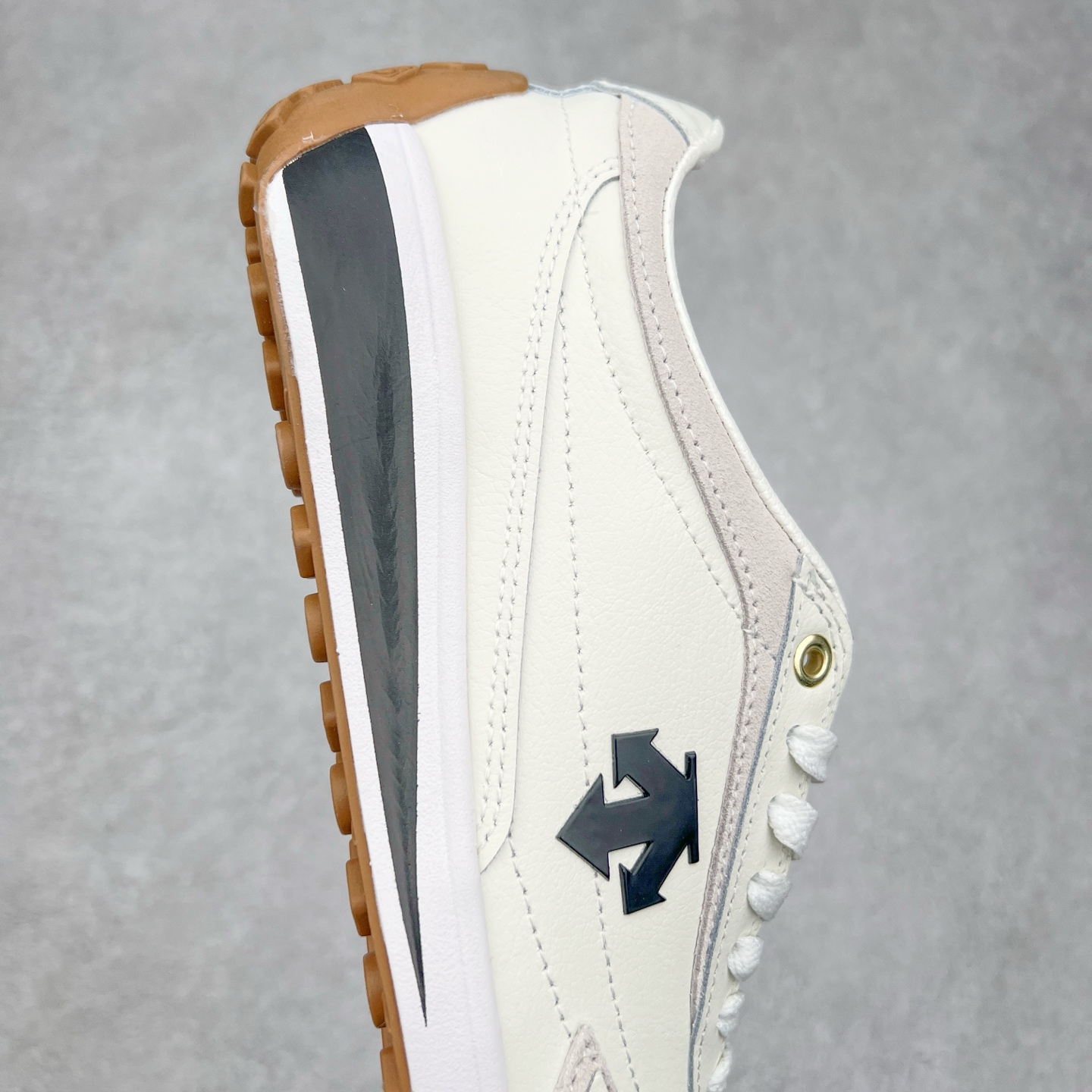 图片[6]-DESCENTE Sport Style Chron Racer迪桑特舒适百搭防滑耐磨低帮生活休闲鞋 是一款集复古与现代于一体的低帮跑步鞋 简洁的牛皮鞋面不仅彰显出时尚的质感 还适用于多种场合的穿搭 这款鞋子的透气性能极佳 轻质弹性鞋底则提供了良好的舒适度和耐磨性 使你在行走或跑步时都能感受到脚底的柔软与支撑 尺码：36 36.5 37.5 38 38.5 39 40 40.5 41 42 42.5 43 44 44.5 45-选品中心