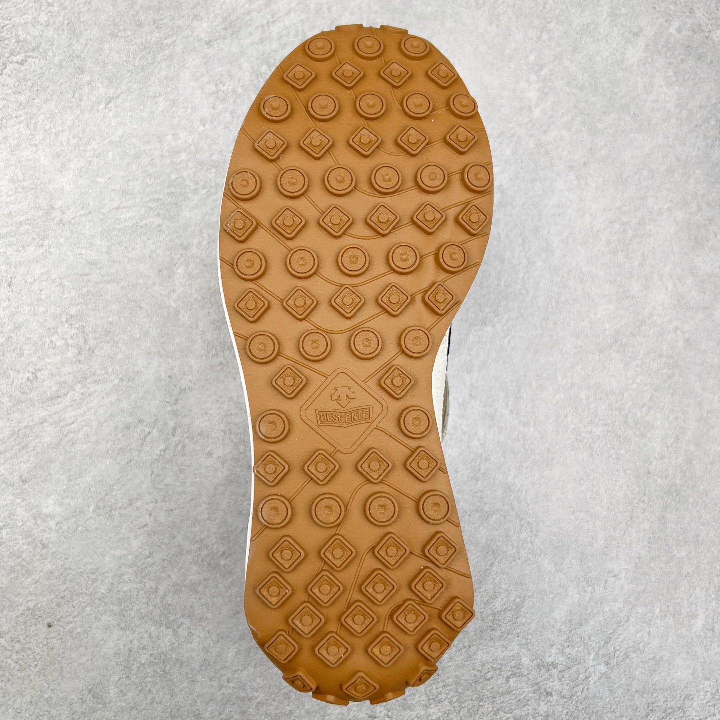 图片[9]-DESCENTE Sport Style Chron Racer迪桑特舒适百搭防滑耐磨低帮生活休闲鞋 是一款集复古与现代于一体的低帮跑步鞋 简洁的牛皮鞋面不仅彰显出时尚的质感 还适用于多种场合的穿搭 这款鞋子的透气性能极佳 轻质弹性鞋底则提供了良好的舒适度和耐磨性 使你在行走或跑步时都能感受到脚底的柔软与支撑 尺码：36 36.5 37.5 38 38.5 39 40 40.5 41 42 42.5 43 44 44.5 45-选品中心