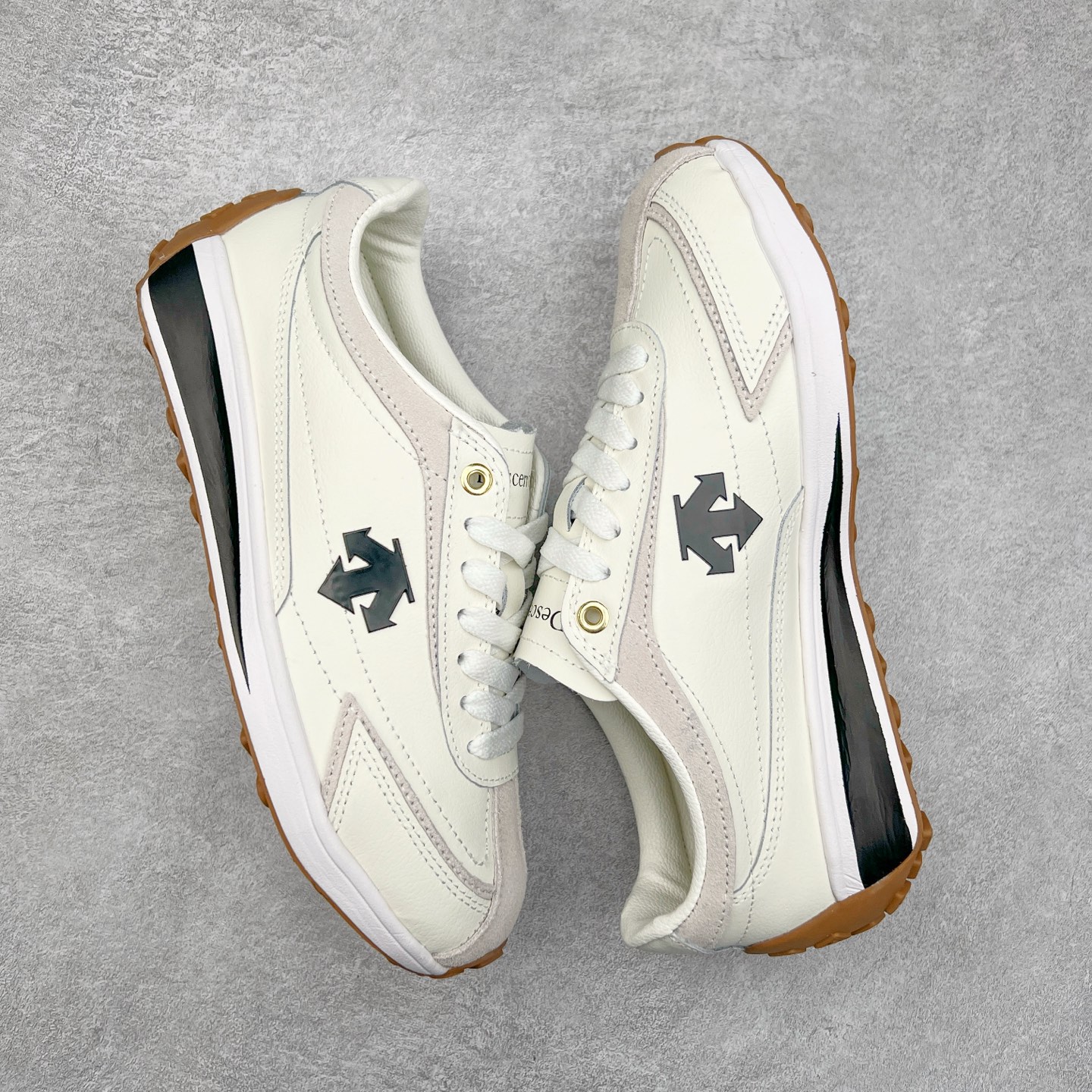 图片[3]-DESCENTE Sport Style Chron Racer迪桑特舒适百搭防滑耐磨低帮生活休闲鞋 是一款集复古与现代于一体的低帮跑步鞋 简洁的牛皮鞋面不仅彰显出时尚的质感 还适用于多种场合的穿搭 这款鞋子的透气性能极佳 轻质弹性鞋底则提供了良好的舒适度和耐磨性 使你在行走或跑步时都能感受到脚底的柔软与支撑 尺码：36 36.5 37.5 38 38.5 39 40 40.5 41 42 42.5 43 44 44.5 45-选品中心