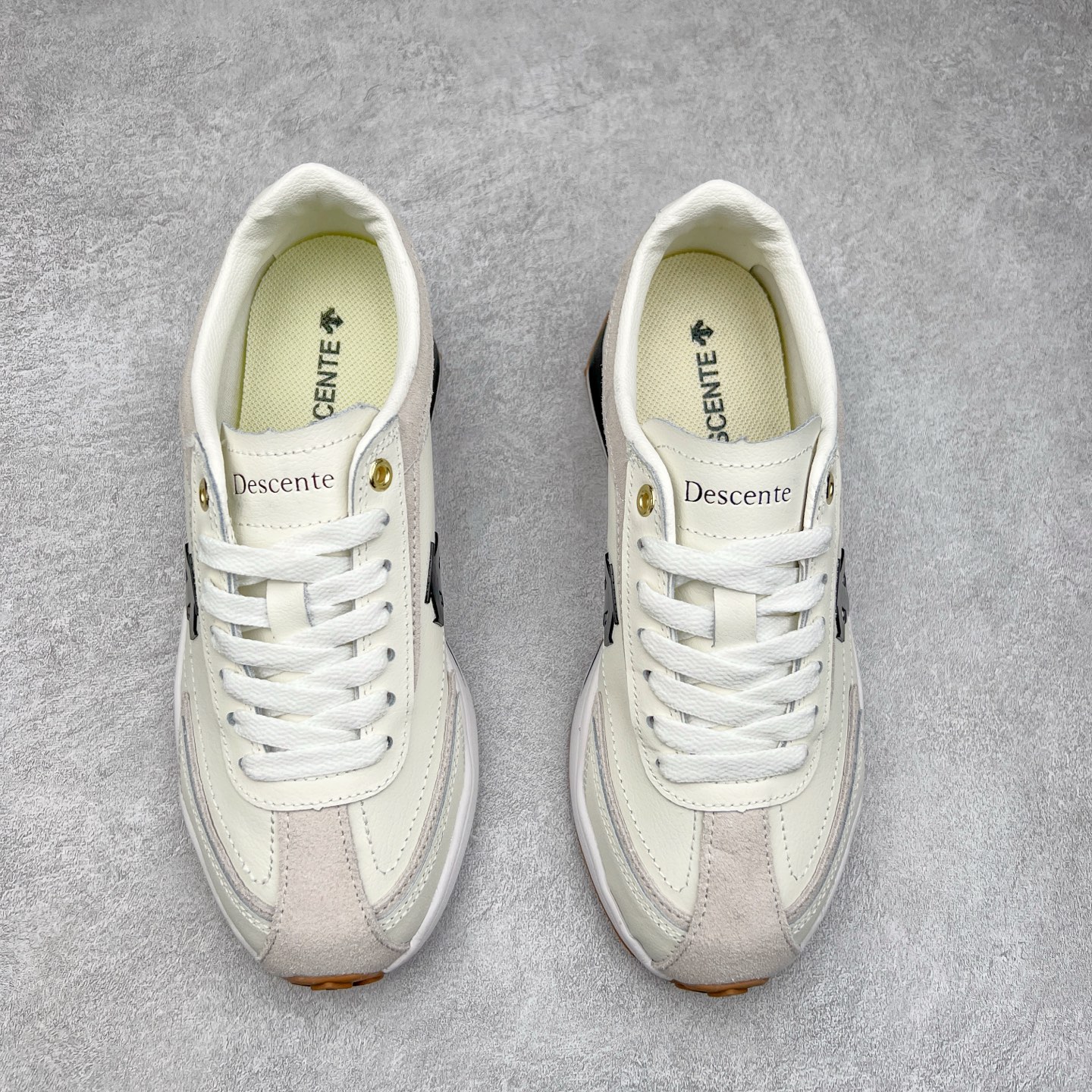 图片[2]-DESCENTE Sport Style Chron Racer迪桑特舒适百搭防滑耐磨低帮生活休闲鞋 是一款集复古与现代于一体的低帮跑步鞋 简洁的牛皮鞋面不仅彰显出时尚的质感 还适用于多种场合的穿搭 这款鞋子的透气性能极佳 轻质弹性鞋底则提供了良好的舒适度和耐磨性 使你在行走或跑步时都能感受到脚底的柔软与支撑 尺码：36 36.5 37.5 38 38.5 39 40 40.5 41 42 42.5 43 44 44.5 45-选品中心