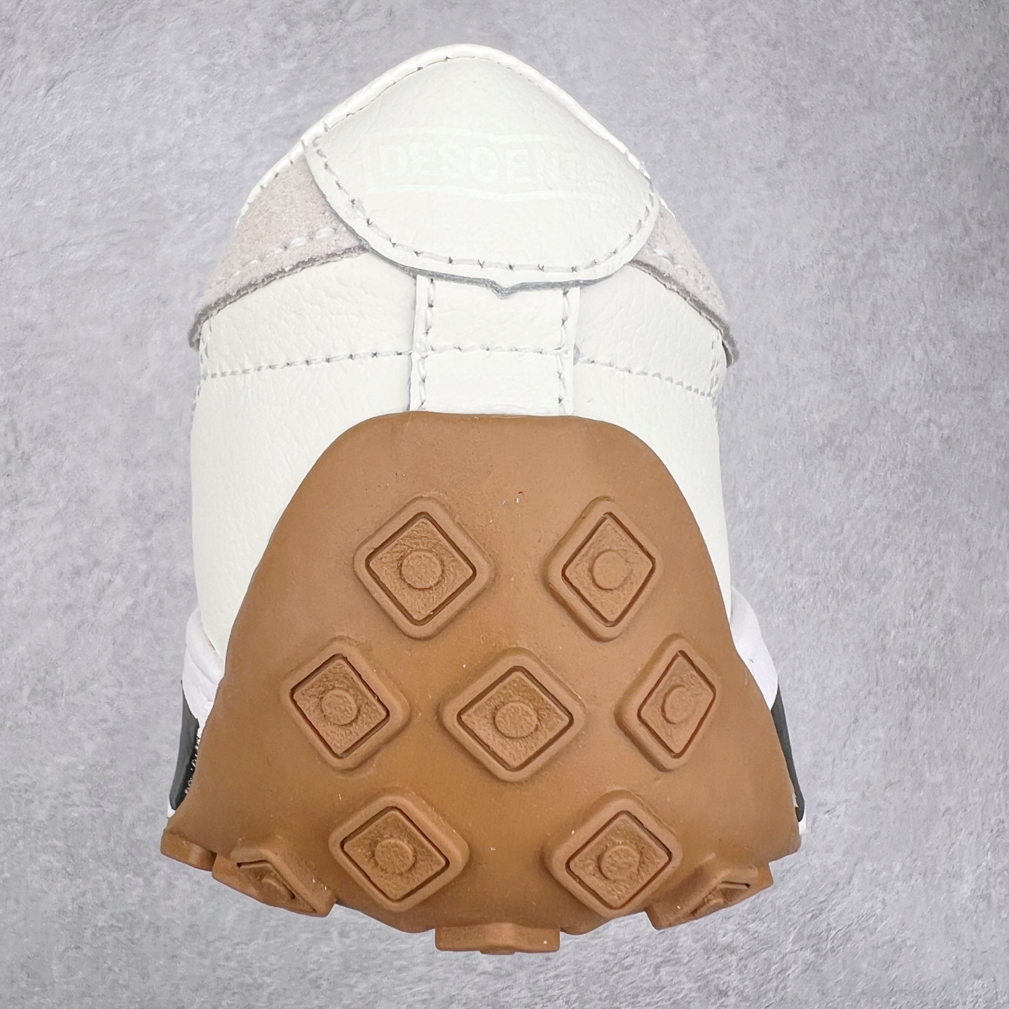 图片[8]-DESCENTE Sport Style Chron Racer迪桑特舒适百搭防滑耐磨低帮生活休闲鞋 是一款集复古与现代于一体的低帮跑步鞋 简洁的牛皮鞋面不仅彰显出时尚的质感 还适用于多种场合的穿搭 这款鞋子的透气性能极佳 轻质弹性鞋底则提供了良好的舒适度和耐磨性 使你在行走或跑步时都能感受到脚底的柔软与支撑 尺码：36 36.5 37.5 38 38.5 39 40 40.5 41 42 42.5 43 44 44.5 45-选品中心