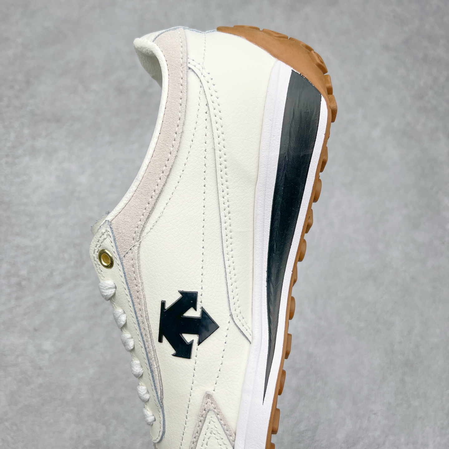 图片[7]-DESCENTE Sport Style Chron Racer迪桑特舒适百搭防滑耐磨低帮生活休闲鞋 是一款集复古与现代于一体的低帮跑步鞋 简洁的牛皮鞋面不仅彰显出时尚的质感 还适用于多种场合的穿搭 这款鞋子的透气性能极佳 轻质弹性鞋底则提供了良好的舒适度和耐磨性 使你在行走或跑步时都能感受到脚底的柔软与支撑 尺码：36 36.5 37.5 38 38.5 39 40 40.5 41 42 42.5 43 44 44.5 45-选品中心