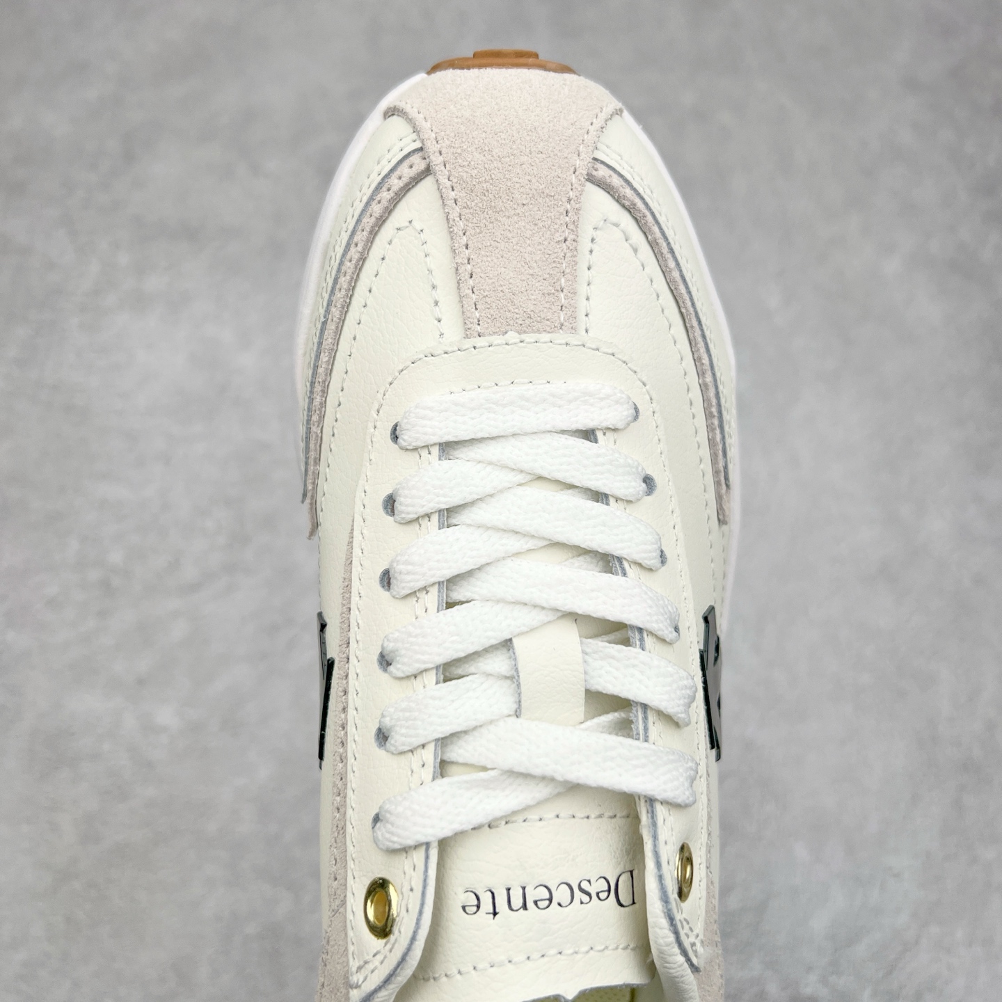 图片[4]-DESCENTE Sport Style Chron Racer迪桑特舒适百搭防滑耐磨低帮生活休闲鞋 是一款集复古与现代于一体的低帮跑步鞋 简洁的牛皮鞋面不仅彰显出时尚的质感 还适用于多种场合的穿搭 这款鞋子的透气性能极佳 轻质弹性鞋底则提供了良好的舒适度和耐磨性 使你在行走或跑步时都能感受到脚底的柔软与支撑 尺码：36 36.5 37.5 38 38.5 39 40 40.5 41 42 42.5 43 44 44.5 45-选品中心