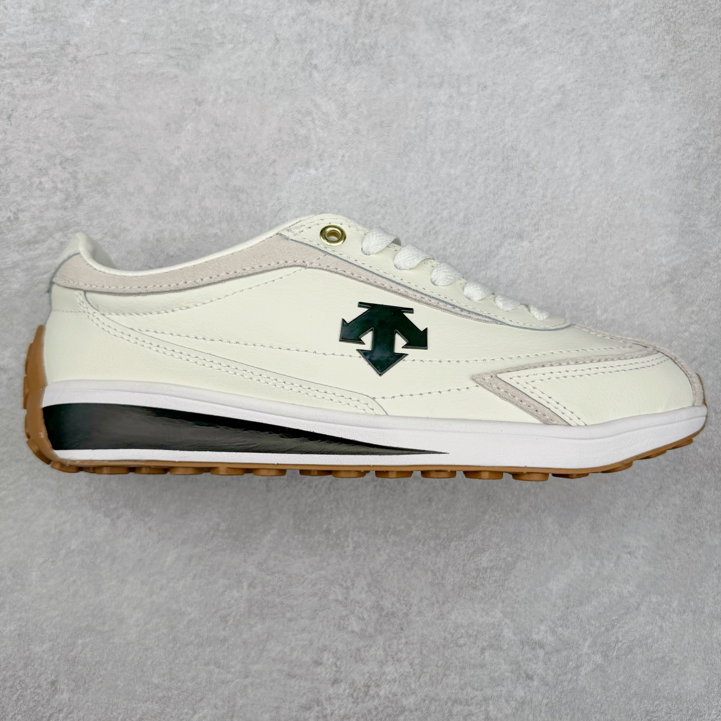 DESCENTE Sport Style Chron Racer迪桑特舒适百搭防滑耐磨低帮生活休闲鞋 是一款集复古与现代于一体的低帮跑步鞋 简洁的牛皮鞋面不仅彰显出时尚的质感 还适用于多种场合的穿搭 这款鞋子的透气性能极佳 轻质弹性鞋底则提供了良好的舒适度和耐磨性 使你在行走或跑步时都能感受到脚底的柔软与支撑 尺码：36 36.5 37.5 38 38.5 39 40 40.5 41 42 42.5 43 44 44.5 45-选品中心