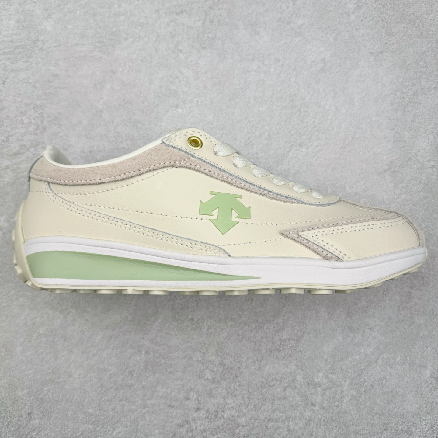 DESCENTE Sport Style Chron Racer迪桑特舒适百搭防滑耐磨低帮生活休闲鞋 是一款集复古与现代于一体的低帮跑步鞋 简洁的牛皮鞋面不仅彰显出时尚的质感 还适用于多种场合的穿搭 这款鞋子的透气性能极佳 轻质弹性鞋底则提供了良好的舒适度和耐磨性 使你在行走或跑步时都能感受到脚底的柔软与支撑 尺码：36 36.5 37.5 38 38.5 39 40 40.5 41 42 42.5 43 44 44.5 45-选品中心