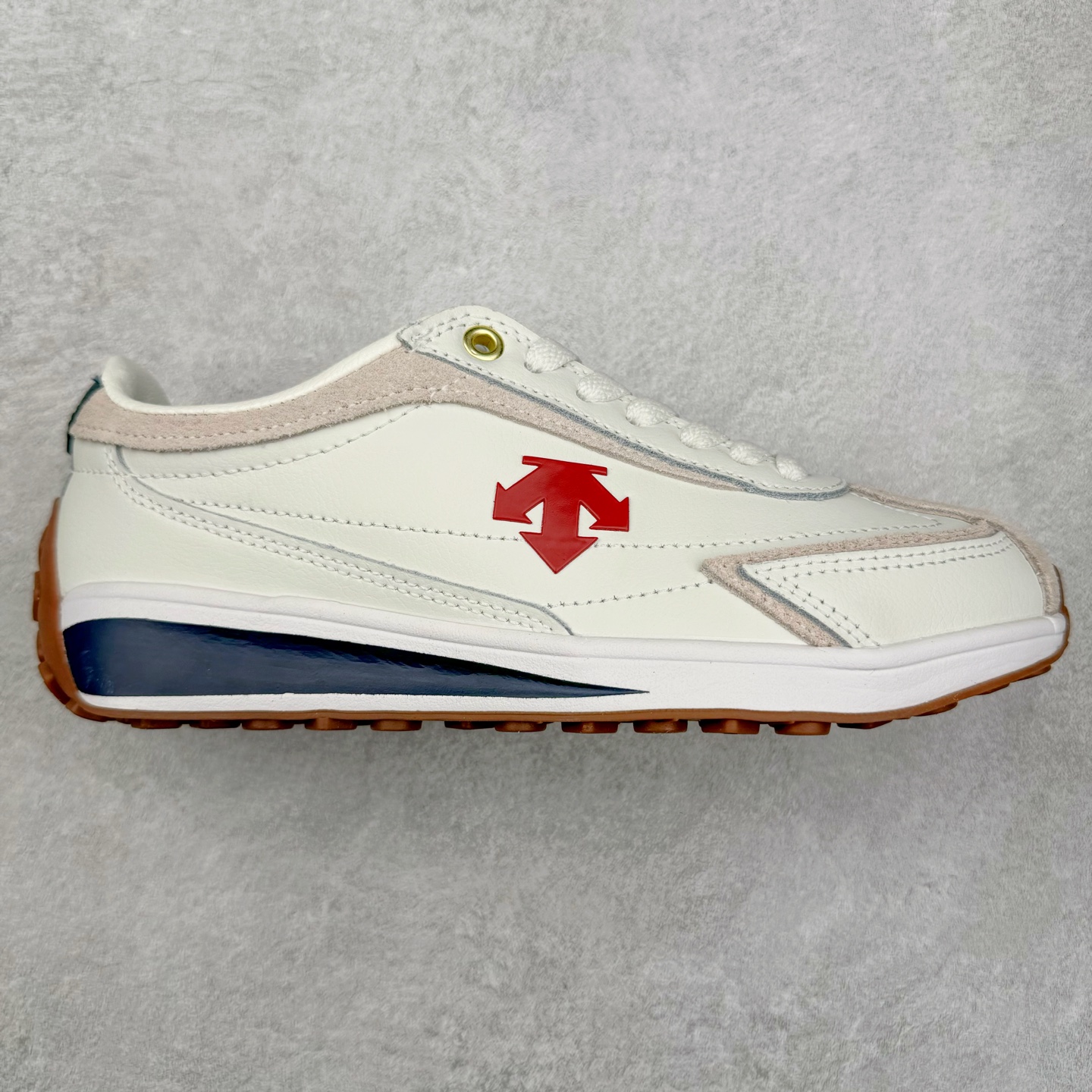 DESCENTE Sport Style Chron Racer迪桑特舒适百搭防滑耐磨低帮生活休闲鞋 是一款集复古与现代于一体的低帮跑步鞋 简洁的牛皮鞋面不仅彰显出时尚的质感 还适用于多种场合的穿搭 这款鞋子的透气性能极佳 轻质弹性鞋底则提供了良好的舒适度和耐磨性 使你在行走或跑步时都能感受到脚底的柔软与支撑 尺码：36 36.5 37.5 38 38.5 39 40 40.5 41 42 42.5 43 44 44.5 45-选品中心