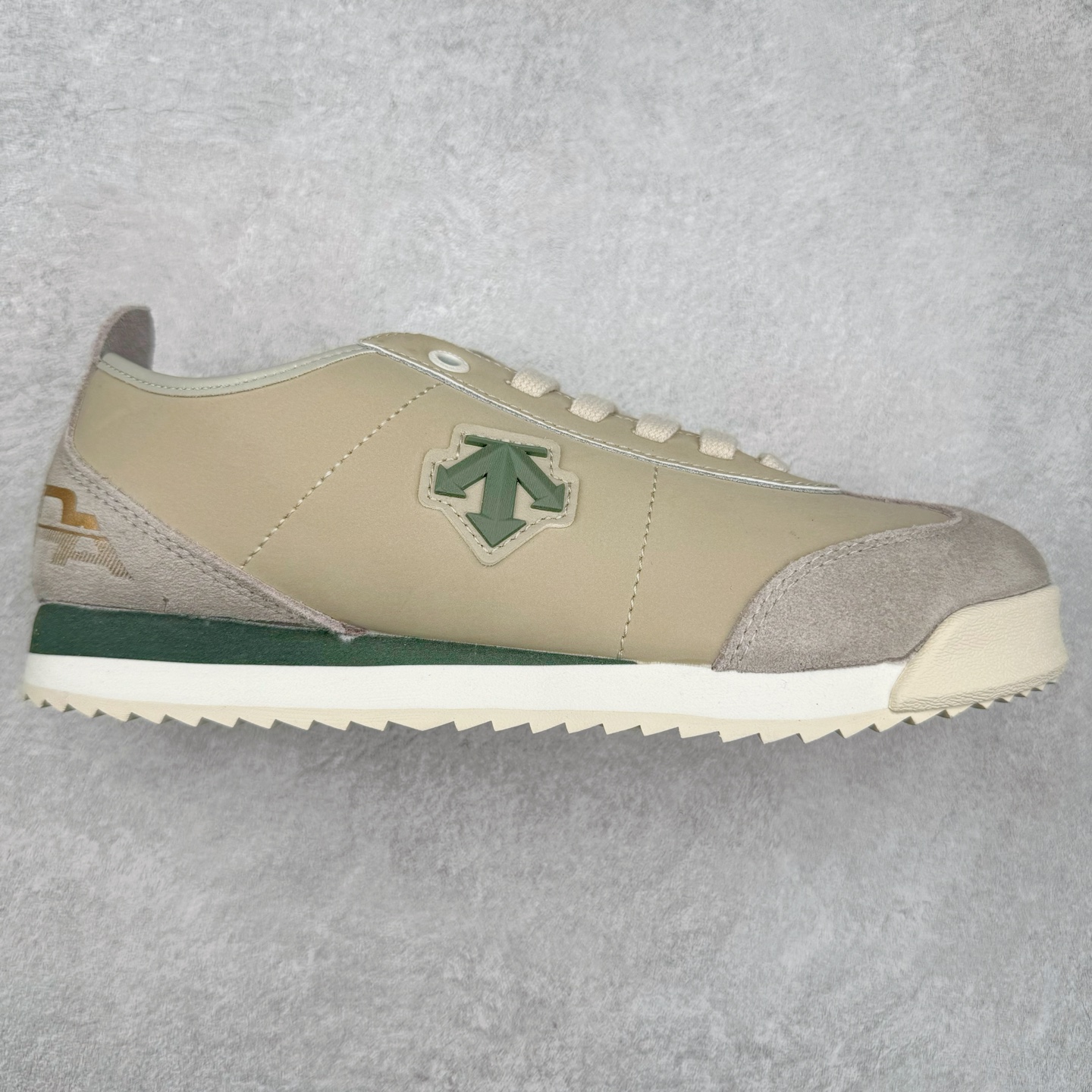 DESCENTE Sport Style Chron Racer迪桑特舒适百搭防滑耐磨低帮生活休闲鞋 是一款集复古与现代于一体的低帮跑步鞋 简洁的牛皮鞋面不仅彰显出时尚的质感 还适用于多种场合的穿搭 这款鞋子的透气性能极佳 轻质弹性鞋底则提供了良好的舒适度和耐磨性 使你在行走或跑步时都能感受到脚底的柔软与支撑 尺码：36 36.5 37.5 38 38.5 39 40 40.5 41 42 42.5 43 44 44.5 45-选品中心