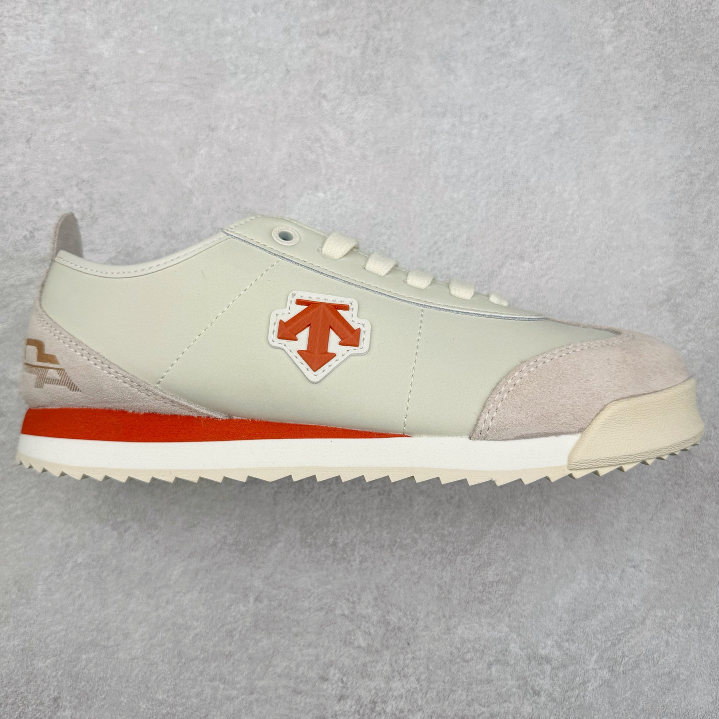 DESCENTE Sport Style Chron Racer迪桑特舒适百搭防滑耐磨低帮生活休闲鞋 是一款集复古与现代于一体的低帮跑步鞋 简洁的牛皮鞋面不仅彰显出时尚的质感 还适用于多种场合的穿搭 这款鞋子的透气性能极佳 轻质弹性鞋底则提供了良好的舒适度和耐磨性 使你在行走或跑步时都能感受到脚底的柔软与支撑 尺码：36 36.5 37.5 38 38.5 39 40 40.5 41 42 42.5 43 44 44.5 45-选品中心