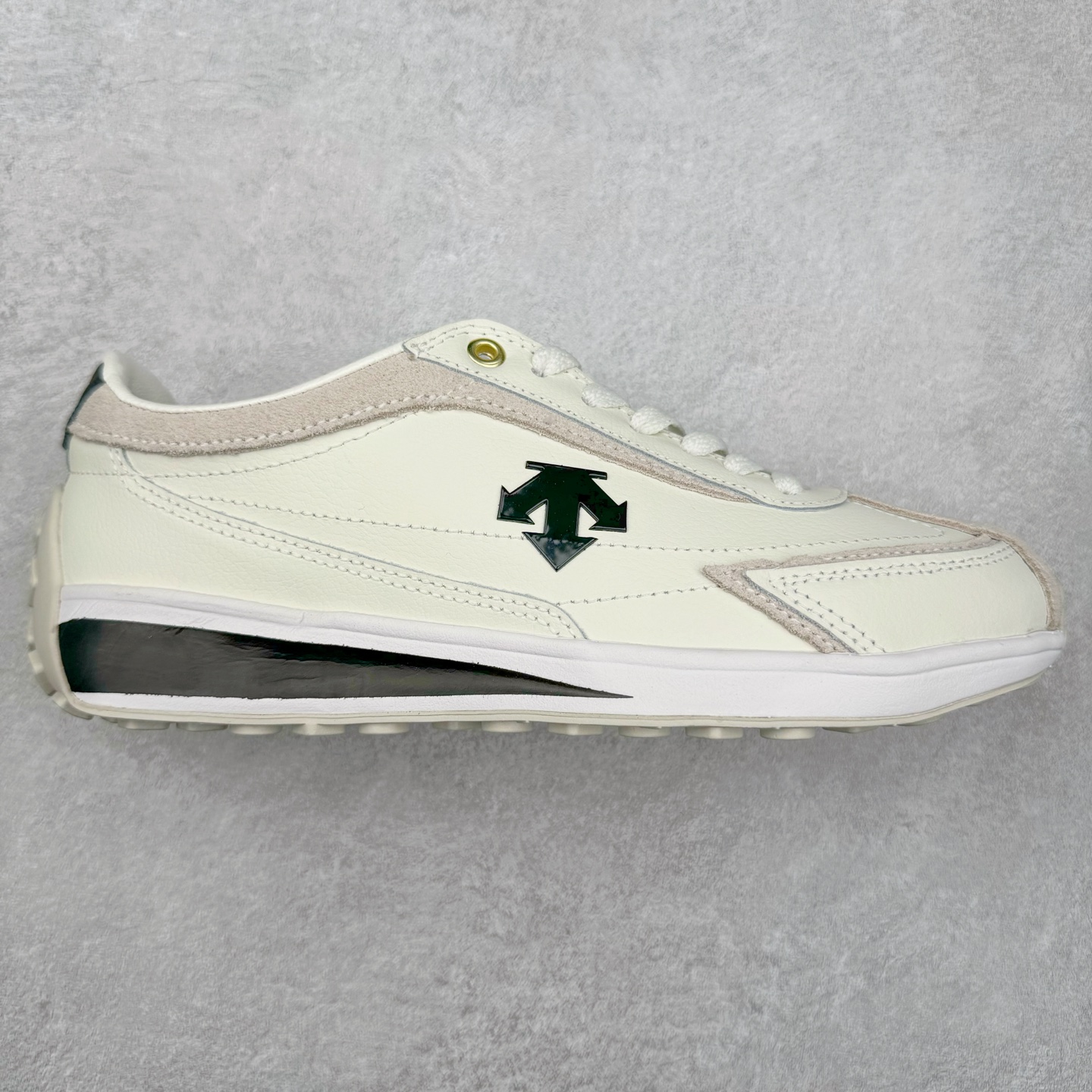 DESCENTE Sport Style Chron Racer迪桑特舒适百搭防滑耐磨低帮生活休闲鞋 是一款集复古与现代于一体的低帮跑步鞋 简洁的牛皮鞋面不仅彰显出时尚的质感 还适用于多种场合的穿搭 这款鞋子的透气性能极佳 轻质弹性鞋底则提供了良好的舒适度和耐磨性 使你在行走或跑步时都能感受到脚底的柔软与支撑 尺码：36 36.5 37.5 38 38.5 39 40 40.5 41 42 42.5 43 44 44.5 45-选品中心