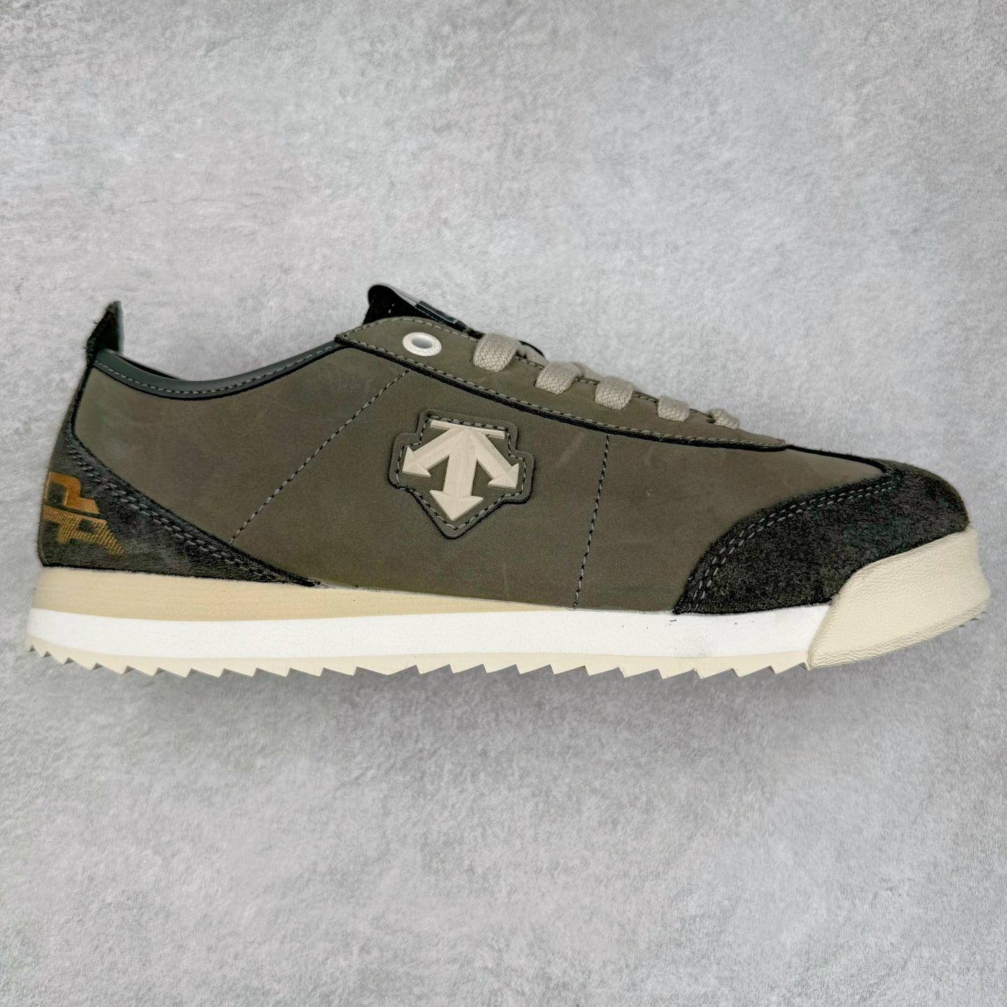 DESCENTE Sport Style Chron Racer迪桑特舒适百搭防滑耐磨低帮生活休闲鞋 是一款集复古与现代于一体的低帮跑步鞋 简洁的牛皮鞋面不仅彰显出时尚的质感 还适用于多种场合的穿搭 这款鞋子的透气性能极佳 轻质弹性鞋底则提供了良好的舒适度和耐磨性 使你在行走或跑步时都能感受到脚底的柔软与支撑 尺码：36 36.5 37.5 38 38.5 39 40 40.5 41 42 42.5 43 44 44.5 45-选品中心