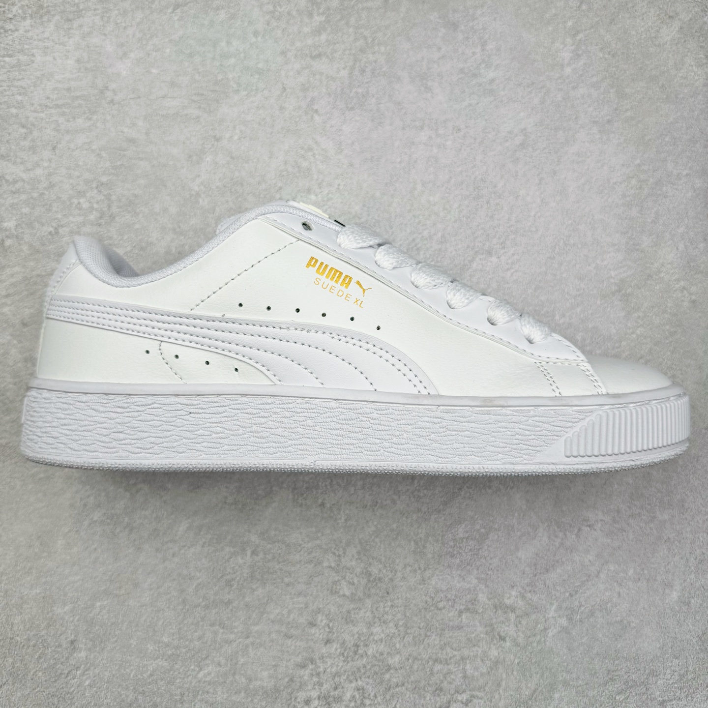 ＃奥莱订单福利 PUMA SUEDE XL 彪马新款面包鞋男女同款复古休闲板鞋 赠送一双鞋带 鞋身通体采用细腻的麂皮材质 厚实柔软 质感出众 鞋侧保留PUMA标志性跑道图案 侧面与后跟点缀金属色PUMA LOGO 兼具辨识度与细节感 加厚鞋垫、饱满鞋舌 搭配加宽扁形鞋带 使得穿着感更加贴合与舒适 值得一提的是 本季SUEDE XL鞋款以黑色、红色及蓝色最为瞩目 经典黑的配色 在低调之余可轻松驾驭任何潮流风格造型 而高饱和度的配色 则是当之无愧的早春出街利器。货号： 395205 尺码：36 36.5 37 38 38.5 39 40 40.5 41 42 42.5 43 44 44.5 45-选品中心