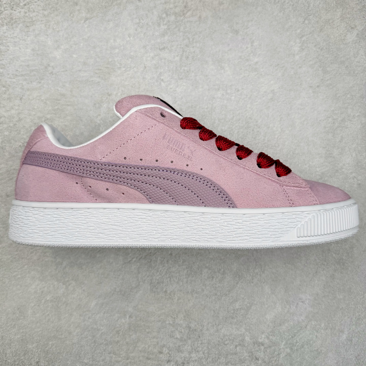 ＃奥莱订单福利 PUMA SUEDE XL 彪马新款面包鞋男女同款复古休闲板鞋 赠送一双鞋带 鞋身通体采用细腻的麂皮材质 厚实柔软 质感出众 鞋侧保留PUMA标志性跑道图案 侧面与后跟点缀金属色PUMA LOGO 兼具辨识度与细节感 加厚鞋垫、饱满鞋舌 搭配加宽扁形鞋带 使得穿着感更加贴合与舒适 值得一提的是 本季SUEDE XL鞋款以黑色、红色及蓝色最为瞩目 经典黑的配色 在低调之余可轻松驾驭任何潮流风格造型 而高饱和度的配色 则是当之无愧的早春出街利器。货号： 395205 尺码：36 36.5 37 38 38.5 39 40 40.5 41 42 42.5 43 44 44.5 45-选品中心