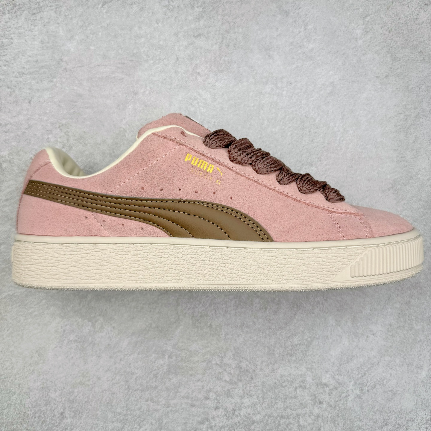 ＃奥莱订单福利 PUMA SUEDE XL 彪马新款面包鞋男女同款复古休闲板鞋 赠送一双鞋带 鞋身通体采用细腻的麂皮材质 厚实柔软 质感出众 鞋侧保留PUMA标志性跑道图案 侧面与后跟点缀金属色PUMA LOGO 兼具辨识度与细节感 加厚鞋垫、饱满鞋舌 搭配加宽扁形鞋带 使得穿着感更加贴合与舒适 值得一提的是 本季SUEDE XL鞋款以黑色、红色及蓝色最为瞩目 经典黑的配色 在低调之余可轻松驾驭任何潮流风格造型 而高饱和度的配色 则是当之无愧的早春出街利器。货号： 395205 尺码：36 36.5 37 38 38.5 39 40 40.5 41 42 42.5 43 44 44.5 45-选品中心