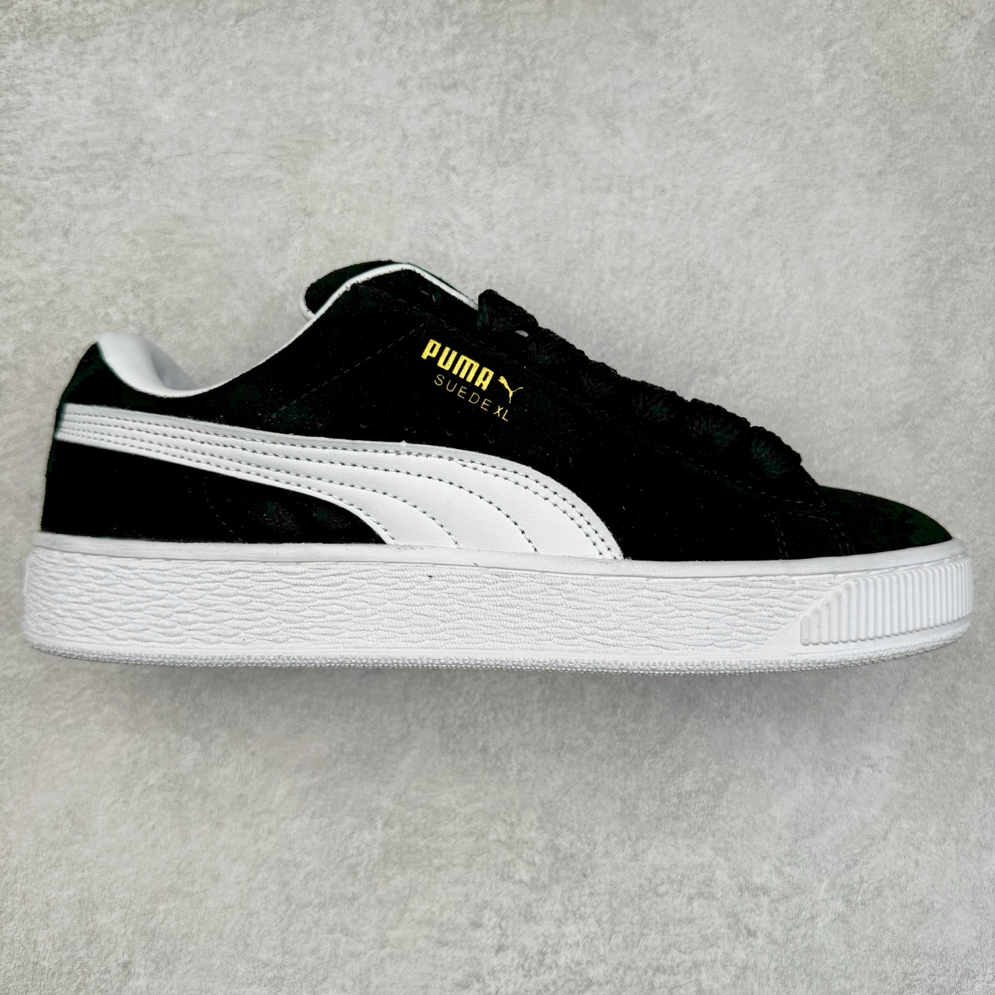 ＃奥莱订单福利 PUMA SUEDE XL 彪马新款面包鞋男女同款复古休闲板鞋 赠送一双鞋带 鞋身通体采用细腻的麂皮材质 厚实柔软 质感出众 鞋侧保留PUMA标志性跑道图案 侧面与后跟点缀金属色PUMA LOGO 兼具辨识度与细节感 加厚鞋垫、饱满鞋舌 搭配加宽扁形鞋带 使得穿着感更加贴合与舒适 值得一提的是 本季SUEDE XL鞋款以黑色、红色及蓝色最为瞩目 经典黑的配色 在低调之余可轻松驾驭任何潮流风格造型 而高饱和度的配色 则是当之无愧的早春出街利器。货号： 395205 尺码：36 36.5 37 38 38.5 39 40 40.5 41 42 42.5 43 44 44.5 45-选品中心