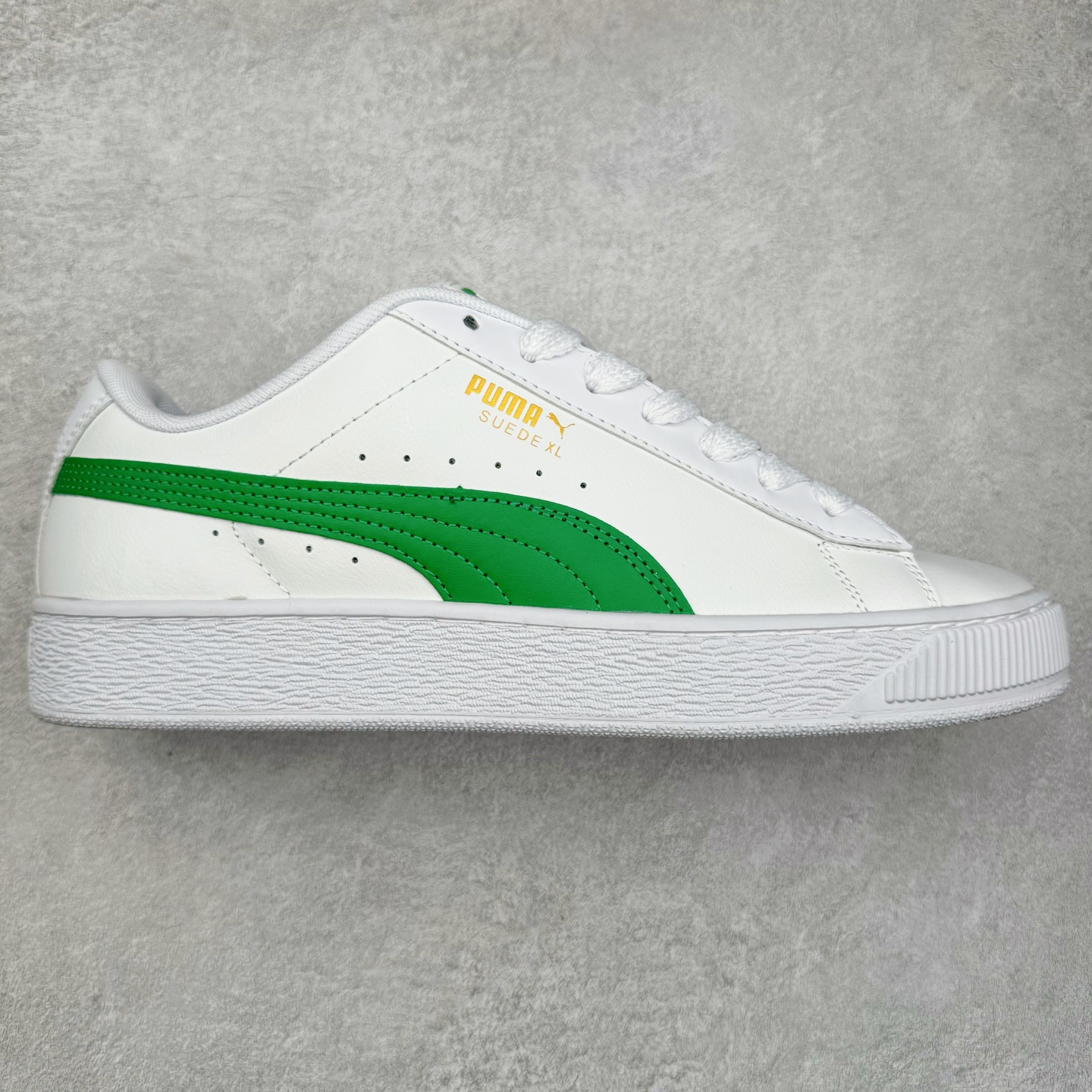 ＃奥莱订单福利 PUMA SUEDE XL 彪马新款面包鞋男女同款复古休闲板鞋 赠送一双鞋带 鞋身通体采用细腻的麂皮材质 厚实柔软 质感出众 鞋侧保留PUMA标志性跑道图案 侧面与后跟点缀金属色PUMA LOGO 兼具辨识度与细节感 加厚鞋垫、饱满鞋舌 搭配加宽扁形鞋带 使得穿着感更加贴合与舒适 值得一提的是 本季SUEDE XL鞋款以黑色、红色及蓝色最为瞩目 经典黑的配色 在低调之余可轻松驾驭任何潮流风格造型 而高饱和度的配色 则是当之无愧的早春出街利器。货号： 395205 尺码：36 36.5 37 38 38.5 39 40 40.5 41 42 42.5 43 44 44.5 45-选品中心