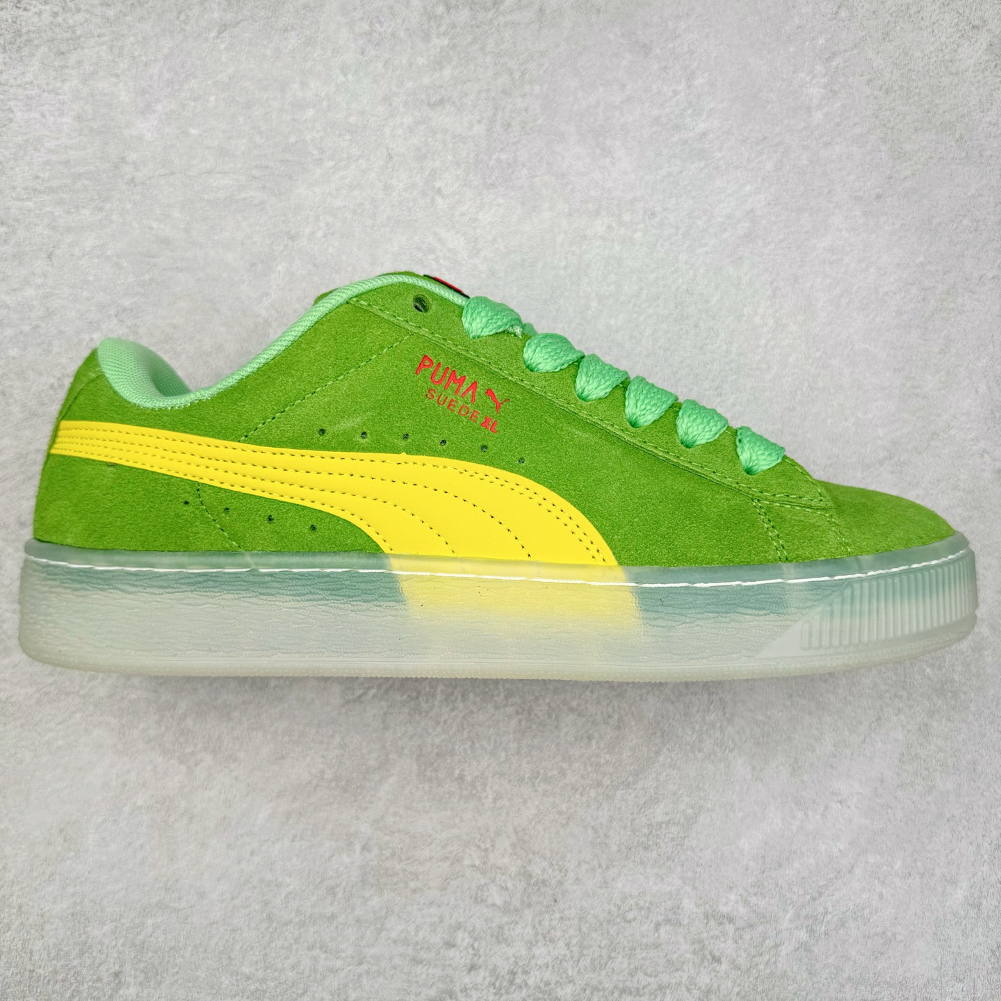 ＃奥莱订单福利 PUMA SUEDE XL 彪马新款面包鞋男女同款复古休闲板鞋 赠送一双鞋带 鞋身通体采用细腻的麂皮材质 厚实柔软 质感出众 鞋侧保留PUMA标志性跑道图案 侧面与后跟点缀金属色PUMA LOGO 兼具辨识度与细节感 加厚鞋垫、饱满鞋舌 搭配加宽扁形鞋带 使得穿着感更加贴合与舒适 值得一提的是 本季SUEDE XL鞋款以黑色、红色及蓝色最为瞩目 经典黑的配色 在低调之余可轻松驾驭任何潮流风格造型 而高饱和度的配色 则是当之无愧的早春出街利器。货号： 395205 尺码：36 36.5 37 38 38.5 39 40 40.5 41 42 42.5 43 44 44.5 45-选品中心