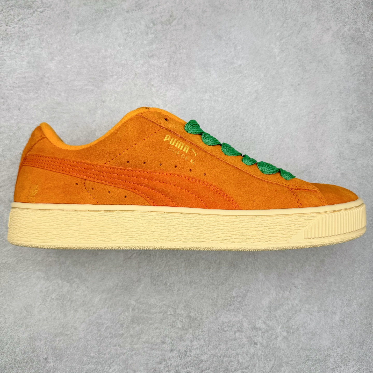 ＃奥莱订单福利 PUMA SUEDE XL 彪马新款面包鞋男女同款复古休闲板鞋 赠送一双鞋带 鞋身通体采用细腻的麂皮材质 厚实柔软 质感出众 鞋侧保留PUMA标志性跑道图案 侧面与后跟点缀金属色PUMA LOGO 兼具辨识度与细节感 加厚鞋垫、饱满鞋舌 搭配加宽扁形鞋带 使得穿着感更加贴合与舒适 值得一提的是 本季SUEDE XL鞋款以黑色、红色及蓝色最为瞩目 经典黑的配色 在低调之余可轻松驾驭任何潮流风格造型 而高饱和度的配色 则是当之无愧的早春出街利器。货号： 395205 尺码：36 36.5 37 38 38.5 39 40 40.5 41 42 42.5 43 44 44.5 45-选品中心