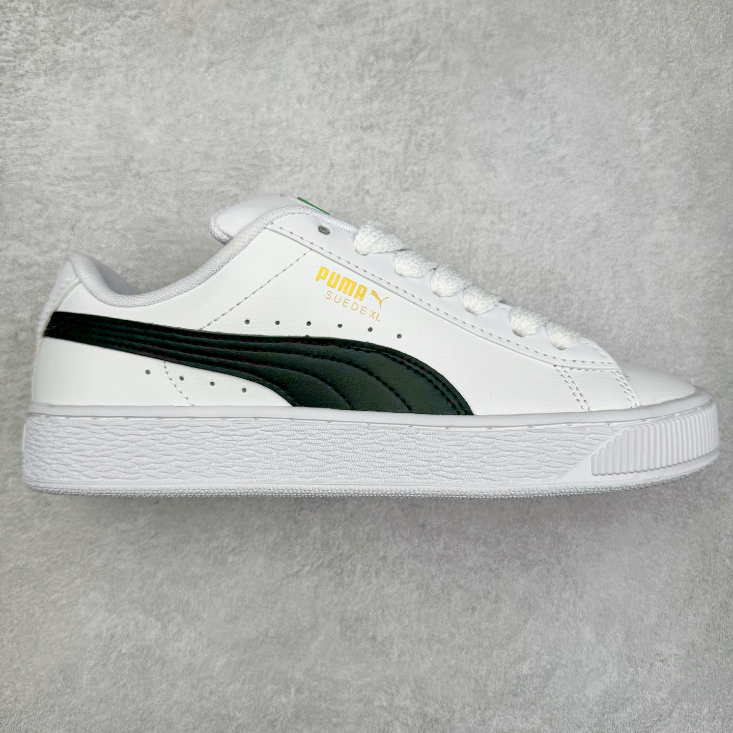 ＃奥莱订单福利 PUMA SUEDE XL 彪马新款面包鞋男女同款复古休闲板鞋 赠送一双鞋带 鞋身通体采用细腻的麂皮材质 厚实柔软 质感出众 鞋侧保留PUMA标志性跑道图案 侧面与后跟点缀金属色PUMA LOGO 兼具辨识度与细节感 加厚鞋垫、饱满鞋舌 搭配加宽扁形鞋带 使得穿着感更加贴合与舒适 值得一提的是 本季SUEDE XL鞋款以黑色、红色及蓝色最为瞩目 经典黑的配色 在低调之余可轻松驾驭任何潮流风格造型 而高饱和度的配色 则是当之无愧的早春出街利器。货号： 395205 尺码：36 36.5 37 38 38.5 39 40 40.5 41 42 42.5 43 44 44.5 45-选品中心