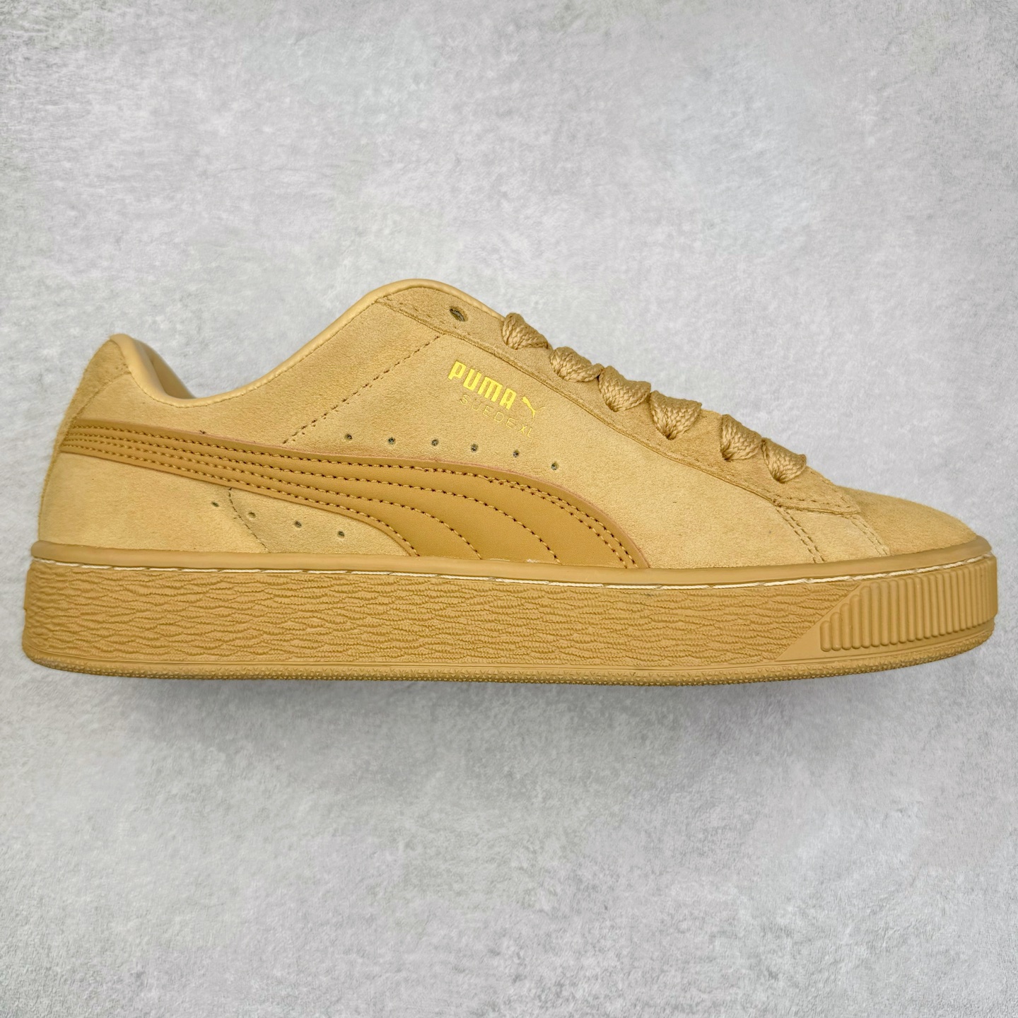 ＃奥莱订单福利 PUMA SUEDE XL 彪马新款面包鞋男女同款复古休闲板鞋 赠送一双鞋带 鞋身通体采用细腻的麂皮材质 厚实柔软 质感出众 鞋侧保留PUMA标志性跑道图案 侧面与后跟点缀金属色PUMA LOGO 兼具辨识度与细节感 加厚鞋垫、饱满鞋舌 搭配加宽扁形鞋带 使得穿着感更加贴合与舒适 值得一提的是 本季SUEDE XL鞋款以黑色、红色及蓝色最为瞩目 经典黑的配色 在低调之余可轻松驾驭任何潮流风格造型 而高饱和度的配色 则是当之无愧的早春出街利器。货号： 395205 尺码：36 36.5 37 38 38.5 39 40 40.5 41 42 42.5 43 44 44.5 45-选品中心