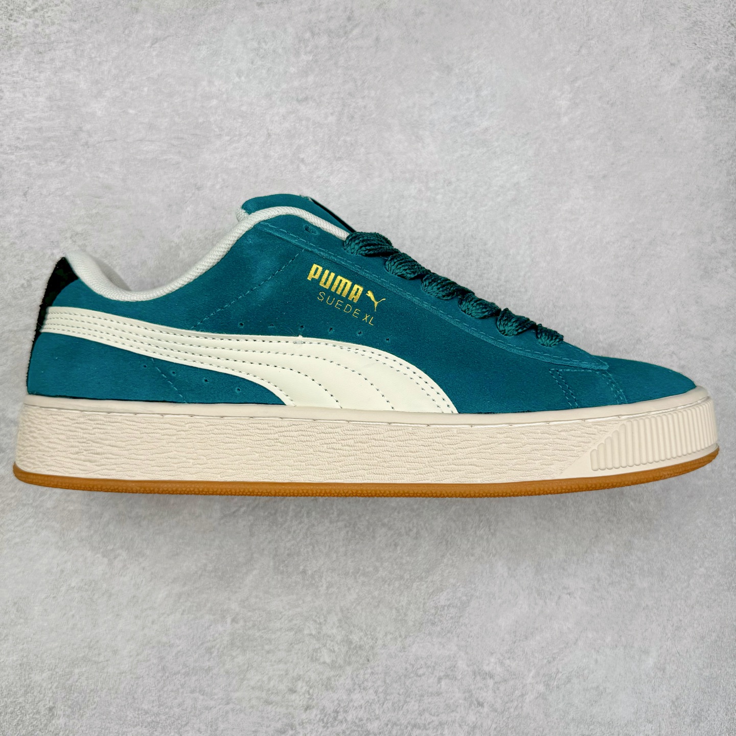 ＃奥莱订单福利 PUMA SUEDE XL 彪马新款面包鞋男女同款复古休闲板鞋 赠送一双鞋带 鞋身通体采用细腻的麂皮材质 厚实柔软 质感出众 鞋侧保留PUMA标志性跑道图案 侧面与后跟点缀金属色PUMA LOGO 兼具辨识度与细节感 加厚鞋垫、饱满鞋舌 搭配加宽扁形鞋带 使得穿着感更加贴合与舒适 值得一提的是 本季SUEDE XL鞋款以黑色、红色及蓝色最为瞩目 经典黑的配色 在低调之余可轻松驾驭任何潮流风格造型 而高饱和度的配色 则是当之无愧的早春出街利器。货号： 395205 尺码：36 36.5 37 38 38.5 39 40 40.5 41 42 42.5 43 44 44.5 45-选品中心