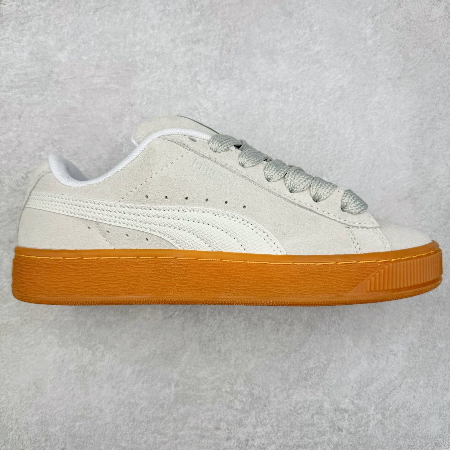 ＃奥莱订单福利 PUMA SUEDE XL 彪马新款面包鞋男女同款复古休闲板鞋 赠送一双鞋带 鞋身通体采用细腻的麂皮材质 厚实柔软 质感出众 鞋侧保留PUMA标志性跑道图案 侧面与后跟点缀金属色PUMA LOGO 兼具辨识度与细节感 加厚鞋垫、饱满鞋舌 搭配加宽扁形鞋带 使得穿着感更加贴合与舒适 值得一提的是 本季SUEDE XL鞋款以黑色、红色及蓝色最为瞩目 经典黑的配色 在低调之余可轻松驾驭任何潮流风格造型 而高饱和度的配色 则是当之无愧的早春出街利器。货号： 395205 尺码：36 36.5 37 38 38.5 39 40 40.5 41 42 42.5 43 44 44.5 45-选品中心