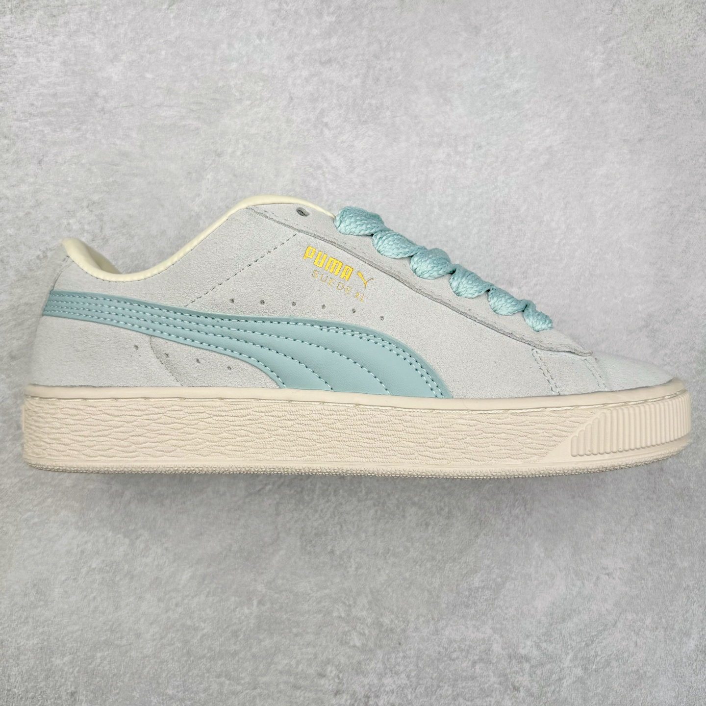 图片[4]-＃奥莱订单福利 PUMA SUEDE XL 彪马新款面包鞋男女同款复古休闲板鞋 赠送一双鞋带 鞋身通体采用细腻的麂皮材质 厚实柔软 质感出众 鞋侧保留PUMA标志性跑道图案 侧面与后跟点缀金属色PUMA LOGO 兼具辨识度与细节感 加厚鞋垫、饱满鞋舌 搭配加宽扁形鞋带 使得穿着感更加贴合与舒适 值得一提的是 本季SUEDE XL鞋款以黑色、红色及蓝色最为瞩目 经典黑的配色 在低调之余可轻松驾驭任何潮流风格造型 而高饱和度的配色 则是当之无愧的早春出街利器。货号： 395205 尺码：36 36.5 37 38 38.5 39 40 40.5 41 42 42.5 43 44 44.5 45-选品中心