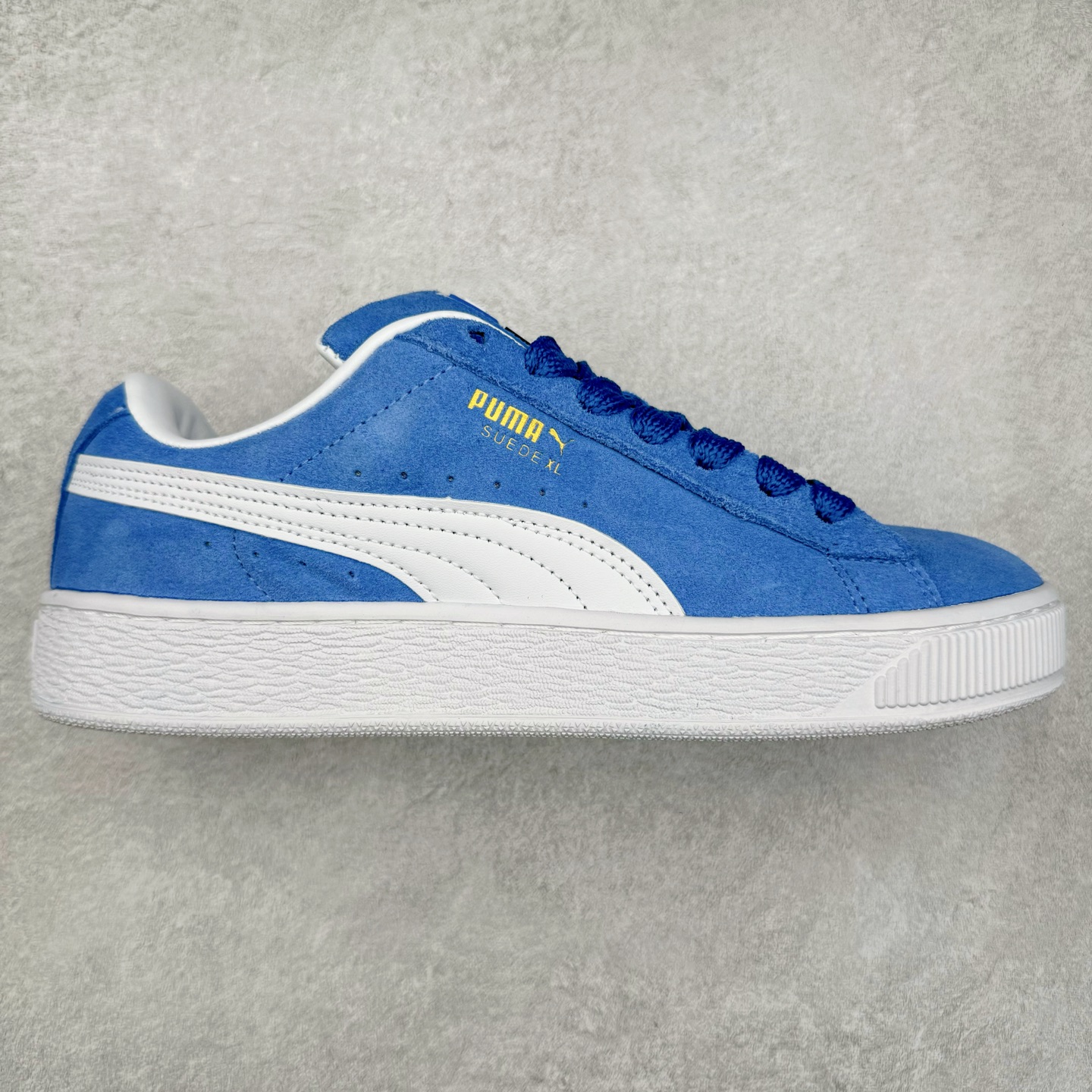 图片[8]-＃奥莱订单福利 PUMA SUEDE XL 彪马新款面包鞋男女同款复古休闲板鞋 赠送一双鞋带 鞋身通体采用细腻的麂皮材质 厚实柔软 质感出众 鞋侧保留PUMA标志性跑道图案 侧面与后跟点缀金属色PUMA LOGO 兼具辨识度与细节感 加厚鞋垫、饱满鞋舌 搭配加宽扁形鞋带 使得穿着感更加贴合与舒适 值得一提的是 本季SUEDE XL鞋款以黑色、红色及蓝色最为瞩目 经典黑的配色 在低调之余可轻松驾驭任何潮流风格造型 而高饱和度的配色 则是当之无愧的早春出街利器。货号： 395205 尺码：36 36.5 37 38 38.5 39 40 40.5 41 42 42.5 43 44 44.5 45-选品中心