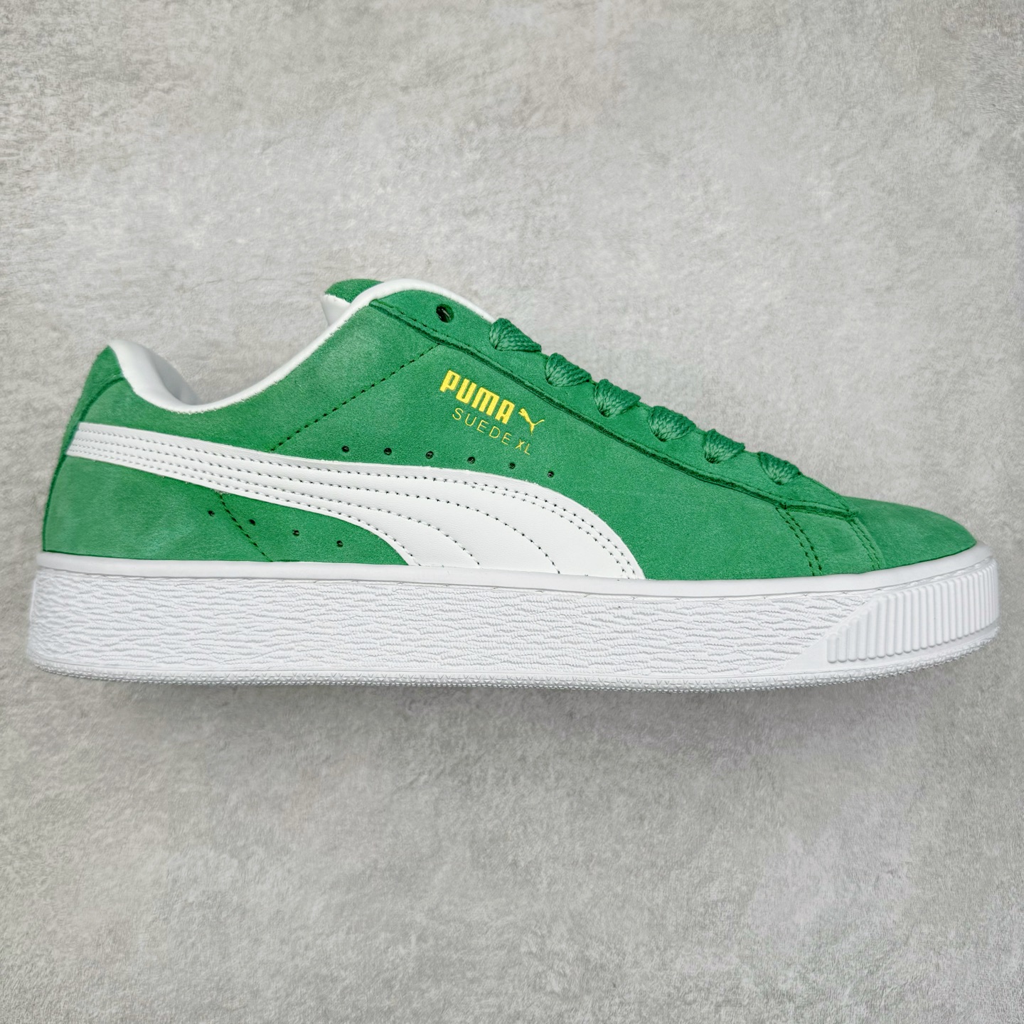 图片[9]-＃奥莱订单福利 PUMA SUEDE XL 彪马新款面包鞋男女同款复古休闲板鞋 赠送一双鞋带 鞋身通体采用细腻的麂皮材质 厚实柔软 质感出众 鞋侧保留PUMA标志性跑道图案 侧面与后跟点缀金属色PUMA LOGO 兼具辨识度与细节感 加厚鞋垫、饱满鞋舌 搭配加宽扁形鞋带 使得穿着感更加贴合与舒适 值得一提的是 本季SUEDE XL鞋款以黑色、红色及蓝色最为瞩目 经典黑的配色 在低调之余可轻松驾驭任何潮流风格造型 而高饱和度的配色 则是当之无愧的早春出街利器。货号： 395205 尺码：36 36.5 37 38 38.5 39 40 40.5 41 42 42.5 43 44 44.5 45-选品中心