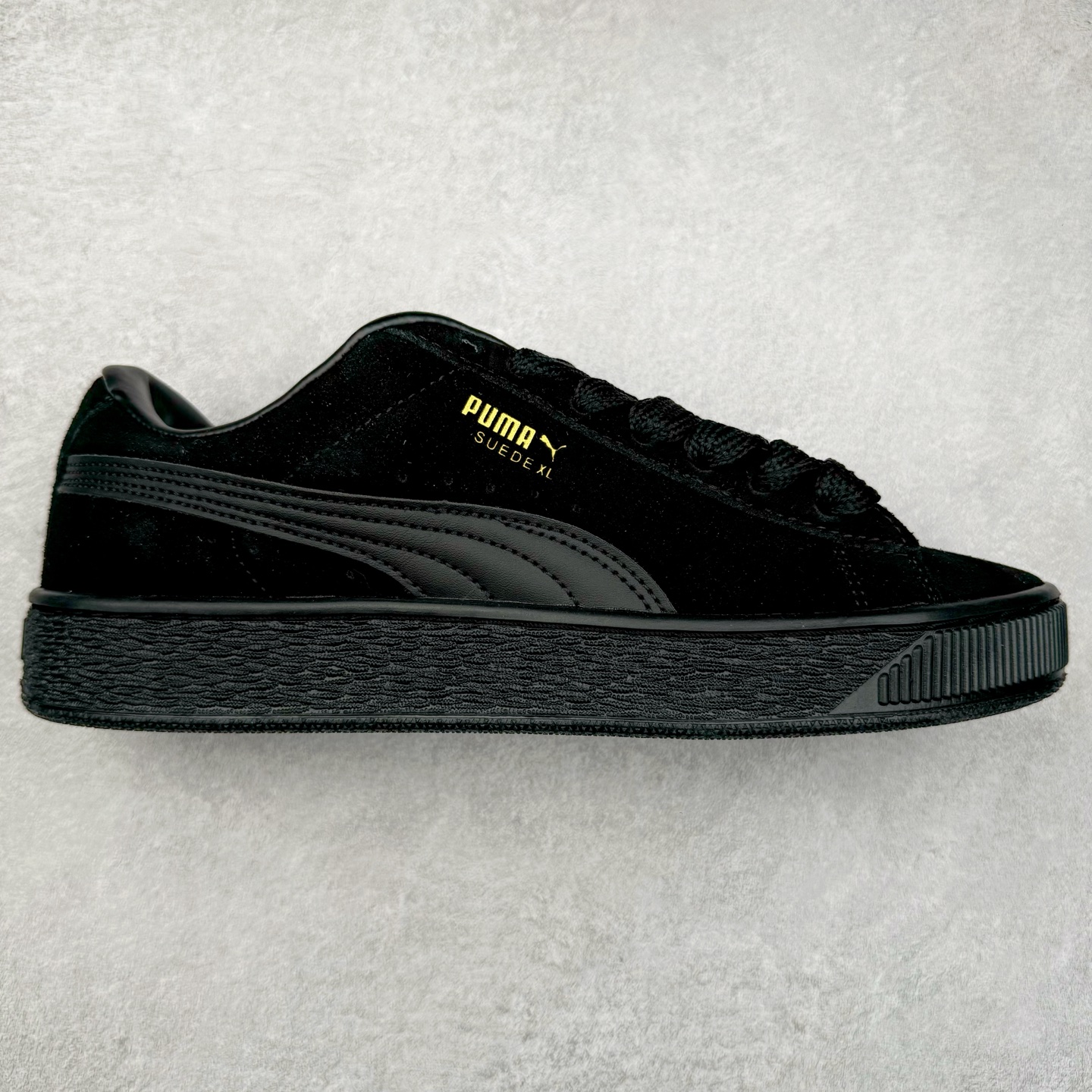 ＃奥莱订单福利 PUMA SUEDE XL 彪马新款面包鞋男女同款复古休闲板鞋 赠送一双鞋带 鞋身通体采用细腻的麂皮材质 厚实柔软 质感出众 鞋侧保留PUMA标志性跑道图案 侧面与后跟点缀金属色PUMA LOGO 兼具辨识度与细节感 加厚鞋垫、饱满鞋舌 搭配加宽扁形鞋带 使得穿着感更加贴合与舒适 值得一提的是 本季SUEDE XL鞋款以黑色、红色及蓝色最为瞩目 经典黑的配色 在低调之余可轻松驾驭任何潮流风格造型 而高饱和度的配色 则是当之无愧的早春出街利器。货号： 395205 尺码：36 36.5 37 38 38.5 39 40 40.5 41 42 42.5 43 44 44.5 45-选品中心