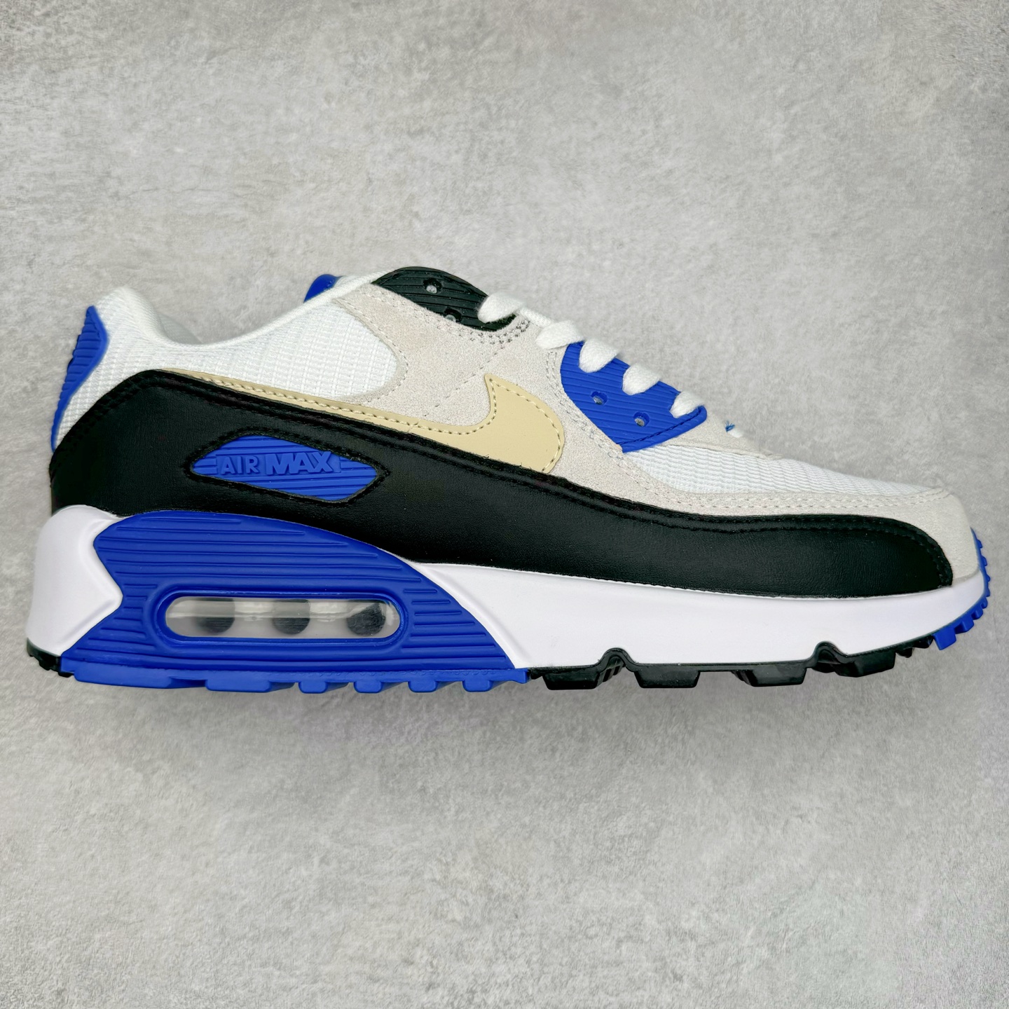 ＃MX版 NK Air MAX 90 气垫复古减震跑步鞋 HF3449-100 经典重温 独家陆续补货 外单专供大厂出品 品质稳定 一百余色 终端操作 Air Max 90于1990年推出 来自Air Max系列 在Air Max 1的基础上改进而得 增加了气垫面积 外型上也更为流线 最特別的就是加入了菱纹塑胶嵌板 为Air Max 90增添了许多潮流气息 皮革鞋面 造就出色耐穿性和支撑力 Max Air缓震配置搭配泡棉中底 令Air Max 90轻盈而舒适 华夫格橡胶外底 铸就Air Max 90非凡的抓地力 而Air Max 90不仅是一双跑鞋 它成功跨越了时间的演进 成为了球鞋文化与潮流圈中最熟为人知的鞋款之一 尺码：36 36.5 37.5 38 38.5 39 40 40.5 41 42 42.5 43 44 44.5 45-选品中心